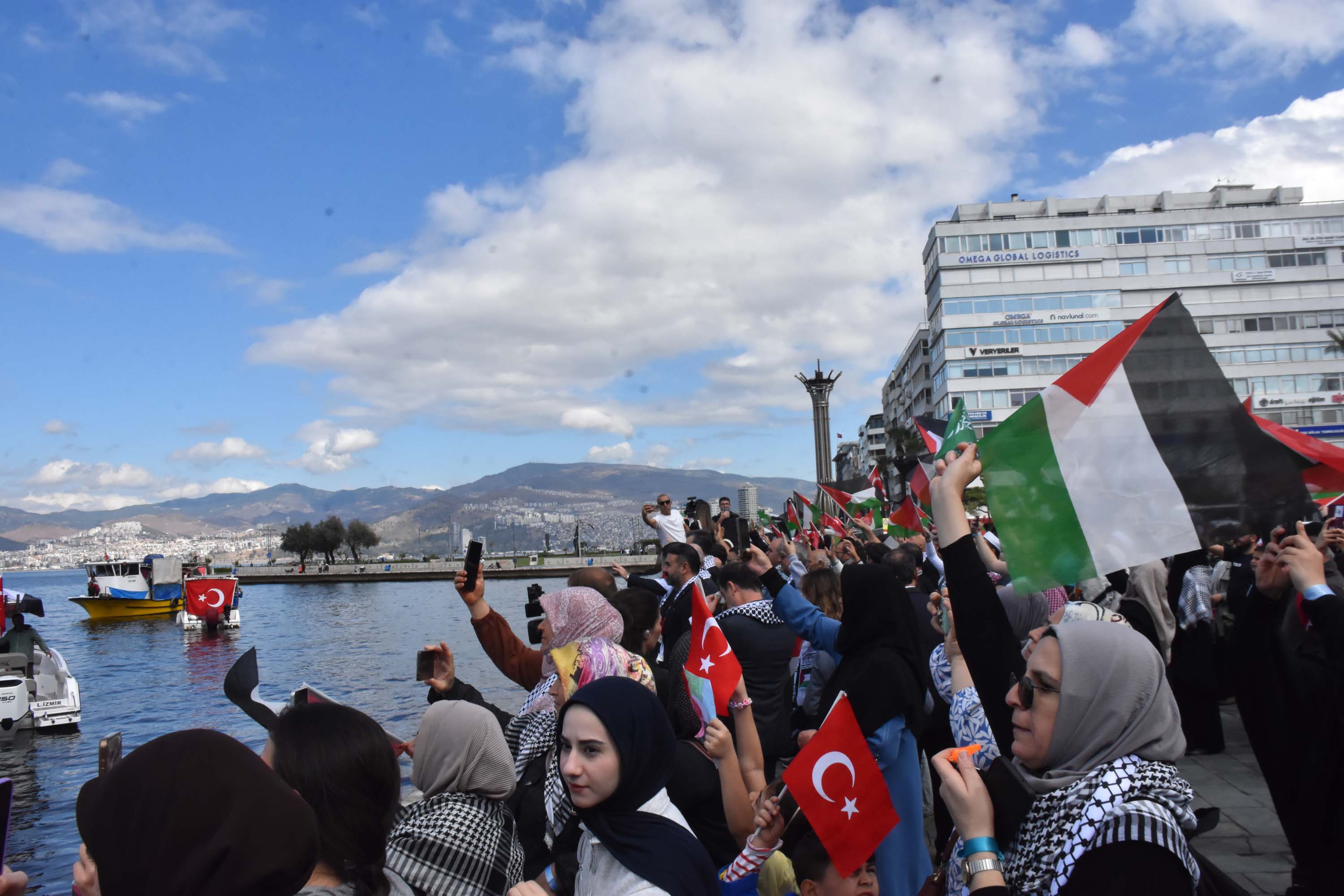 İzmir'de tekneler, Sumud Filosu'na destek için denize açıldı