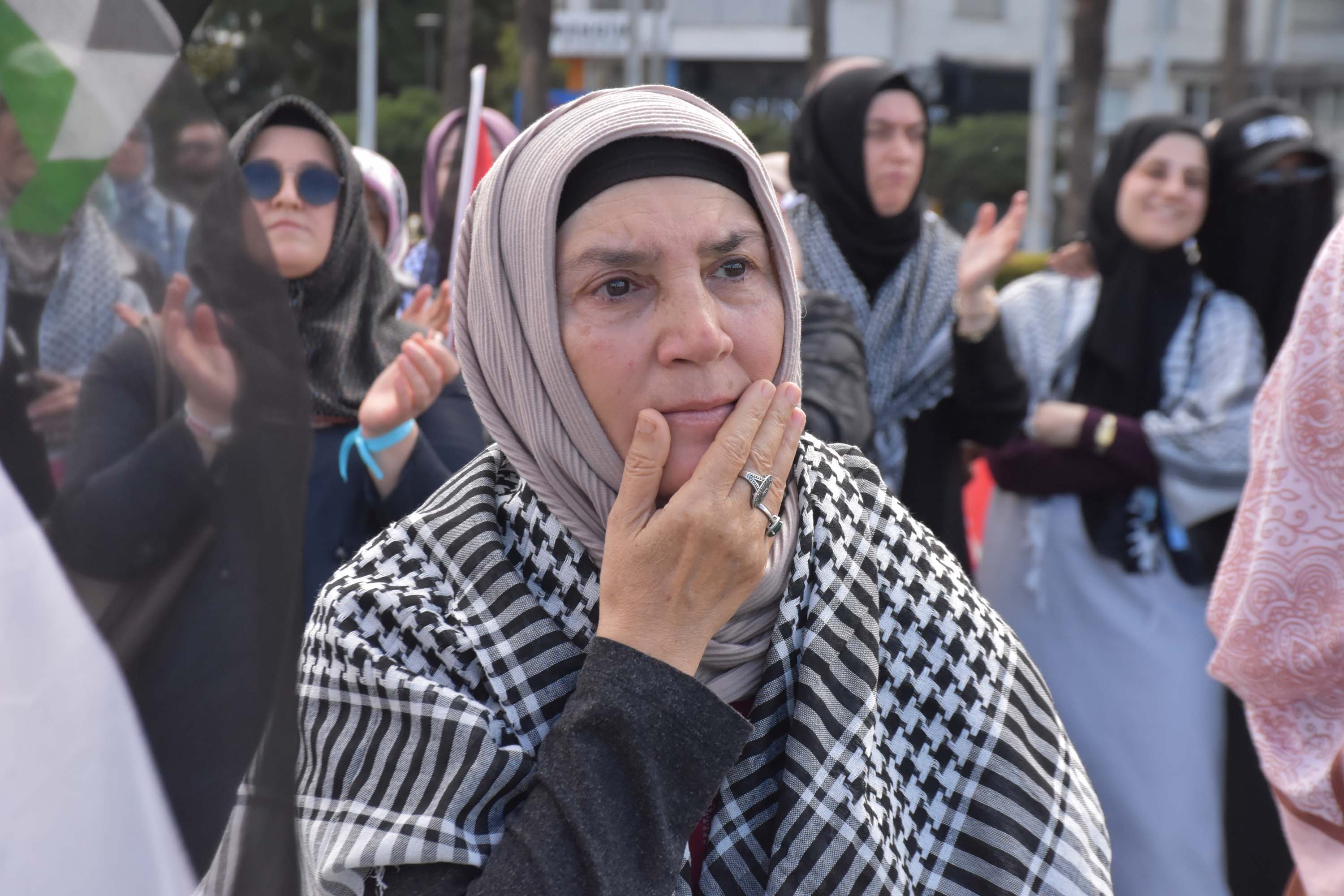 İzmir'de tekneler, Sumud Filosu'na destek için denize açıldı