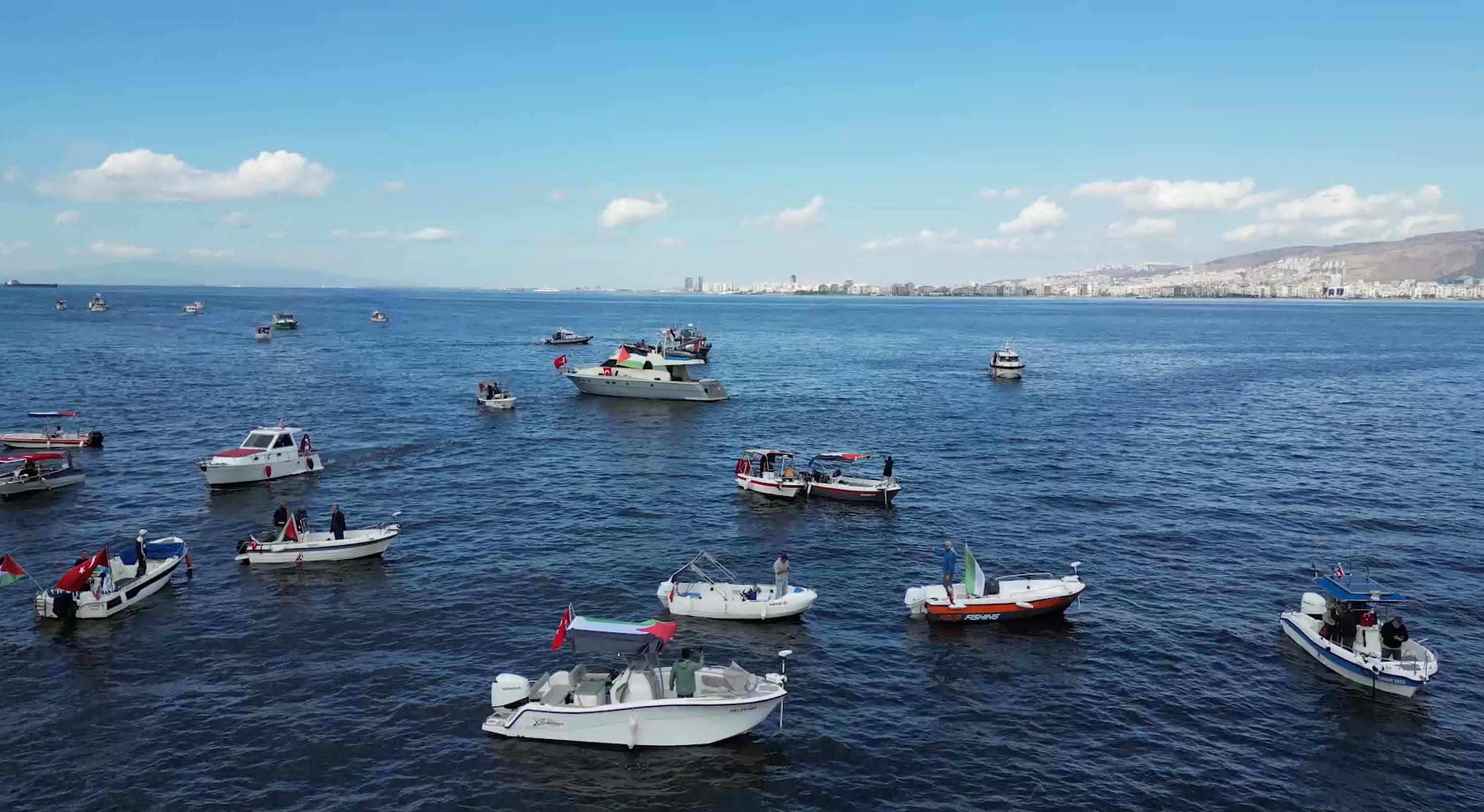 İzmir'de tekneler, Sumud Filosu'na destek için denize açıldı