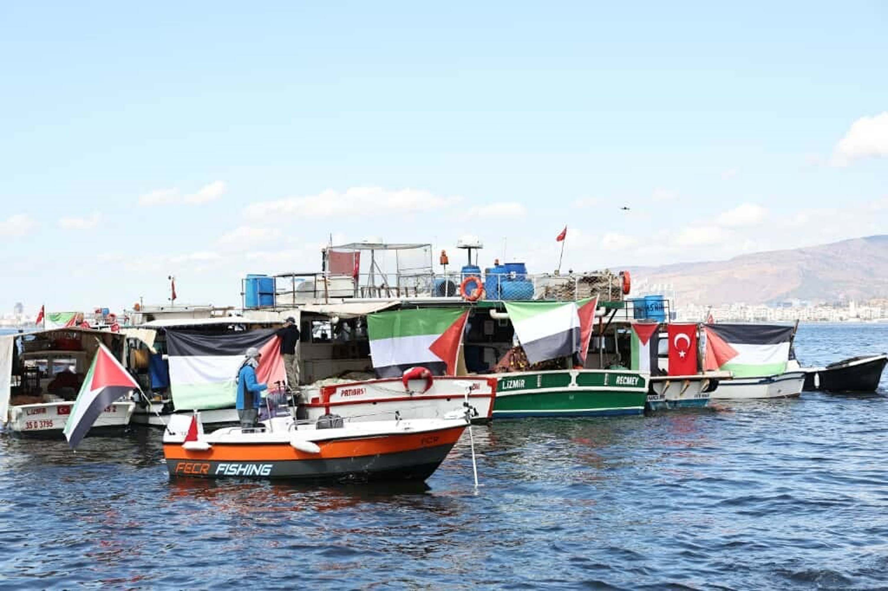 İzmir'de tekneler, Sumud Filosu'na destek için denize açıldı