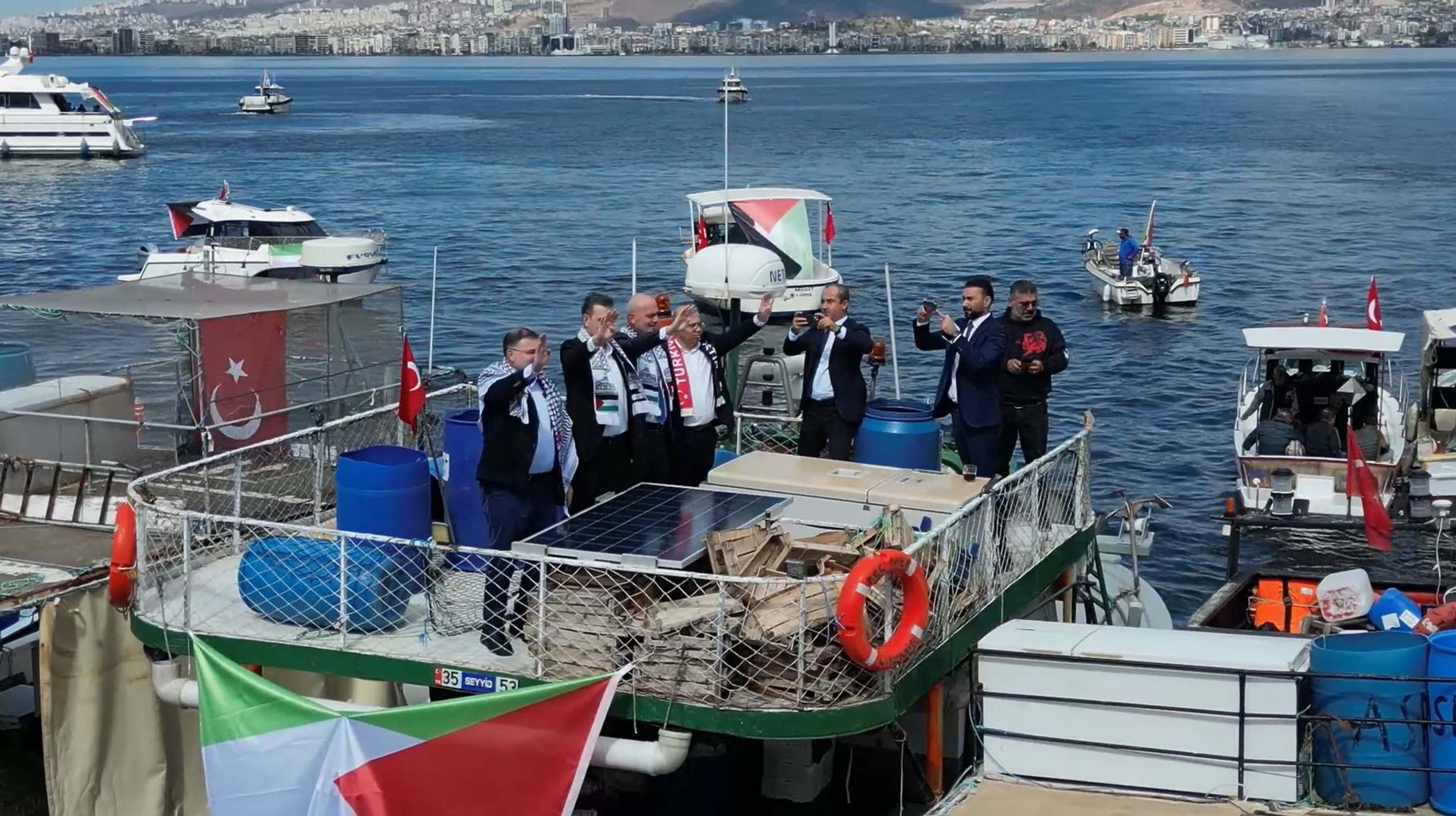 İzmir'de tekneler, Sumud Filosu'na destek için denize açıldı