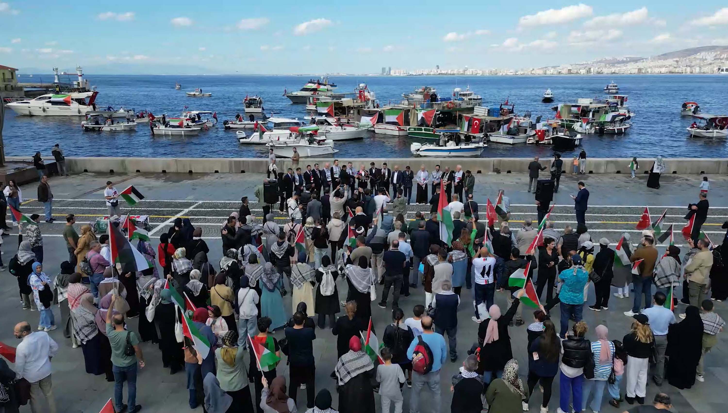 İzmir'de tekneler, Sumud Filosu'na destek için denize açıldı