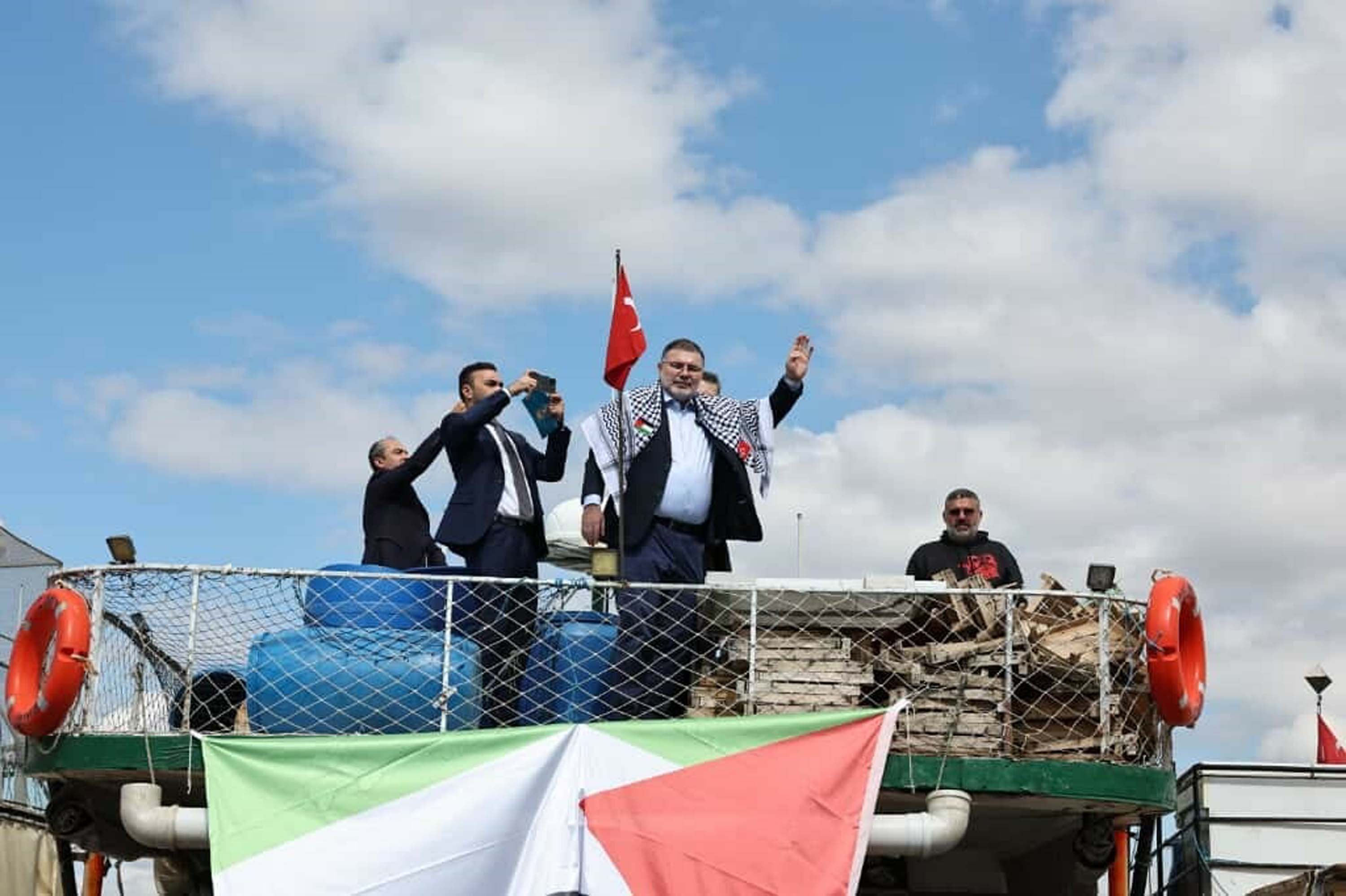 İzmir'de tekneler, Sumud Filosu'na destek için denize açıldı