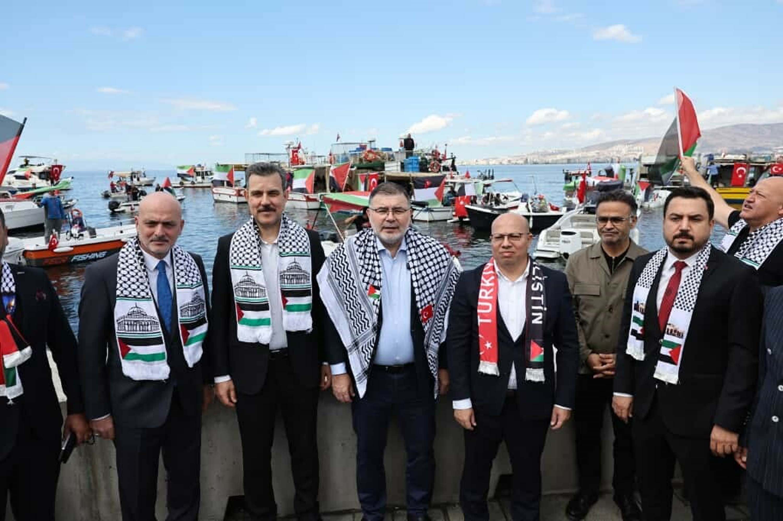 İzmir'de tekneler, Sumud Filosu'na destek için denize açıldı