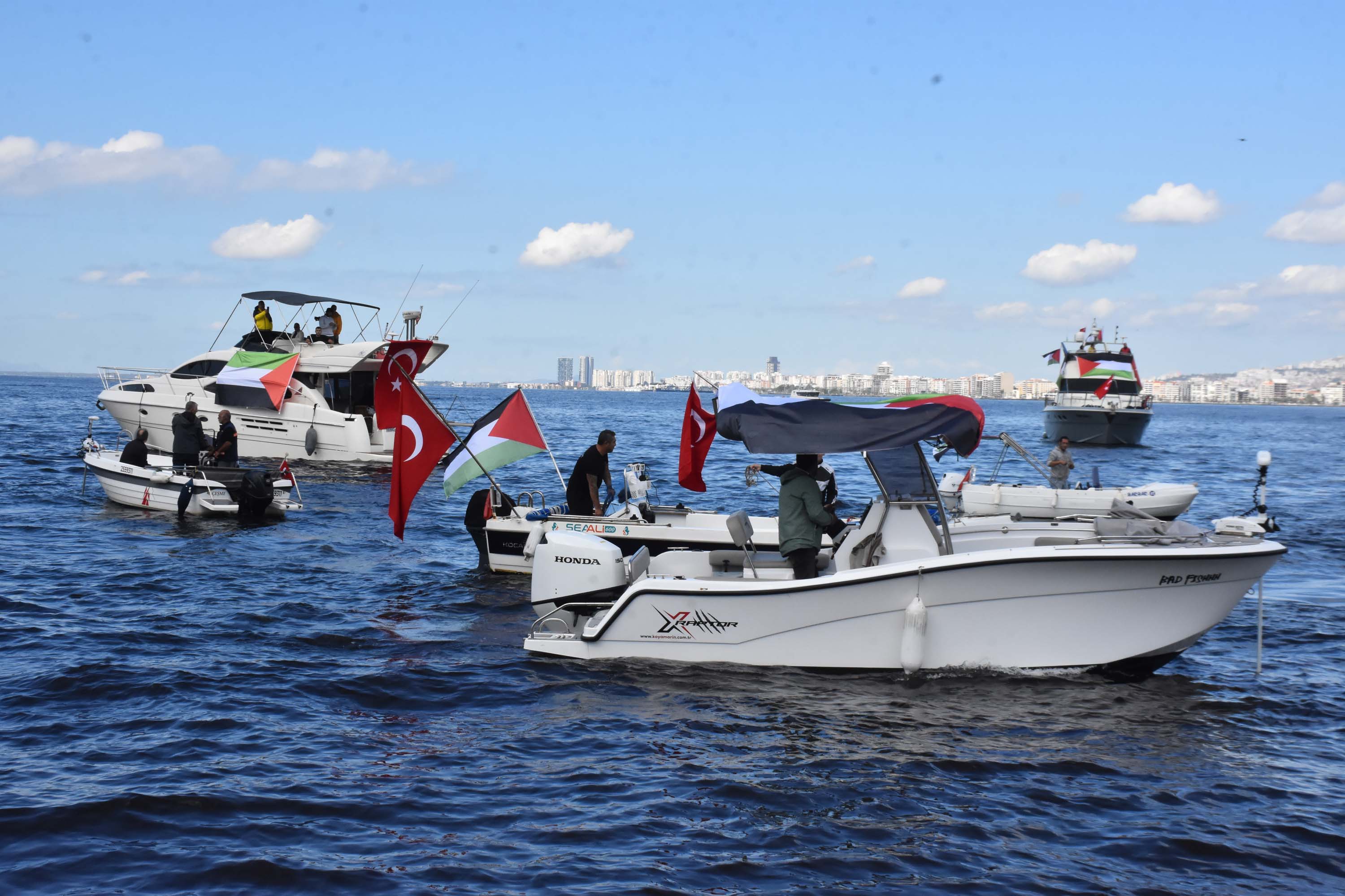 İzmir'de tekneler, Sumud Filosu'na destek için denize açıldı