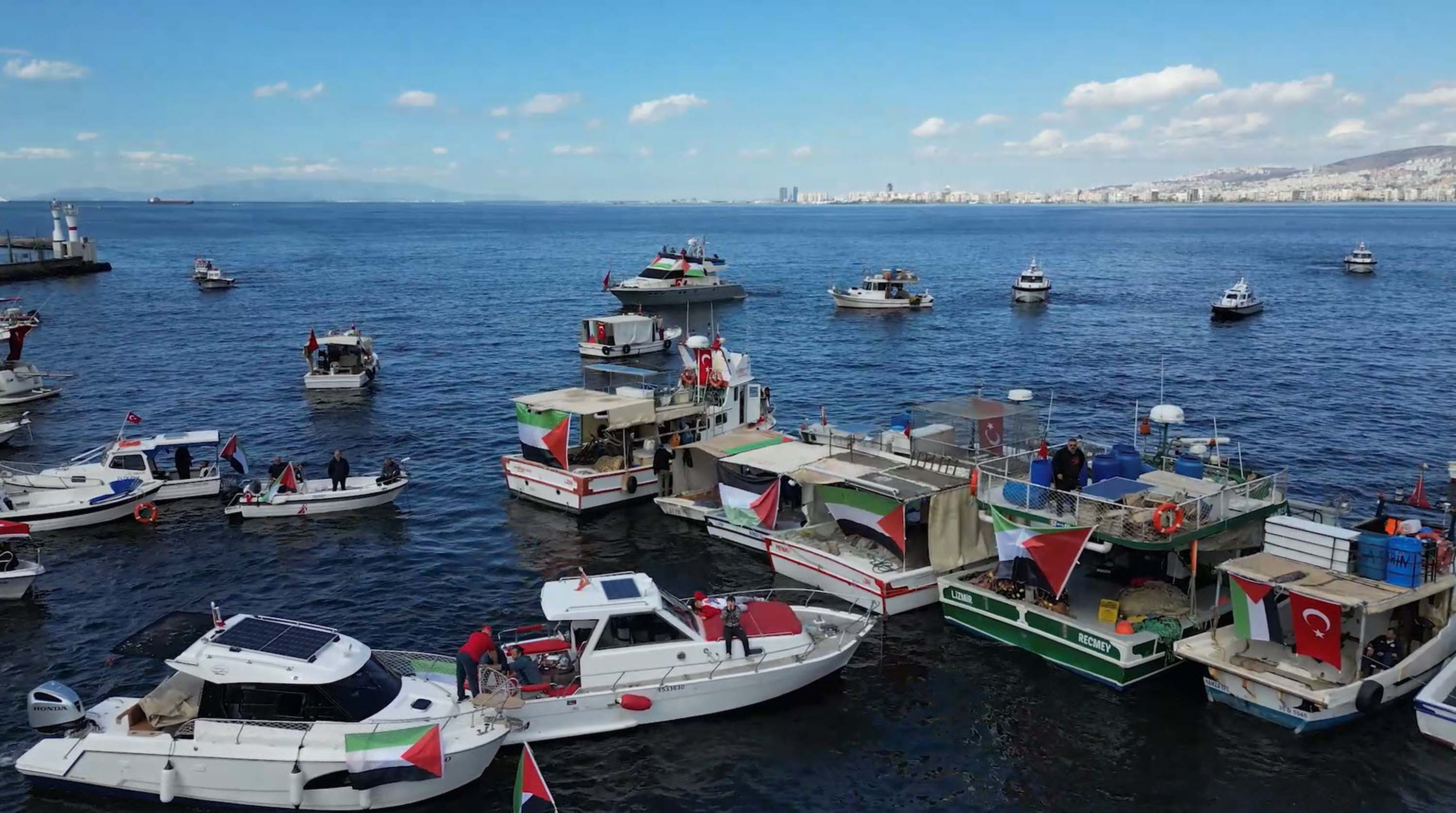 İzmir'de tekneler, Sumud Filosu'na destek için denize açıldı