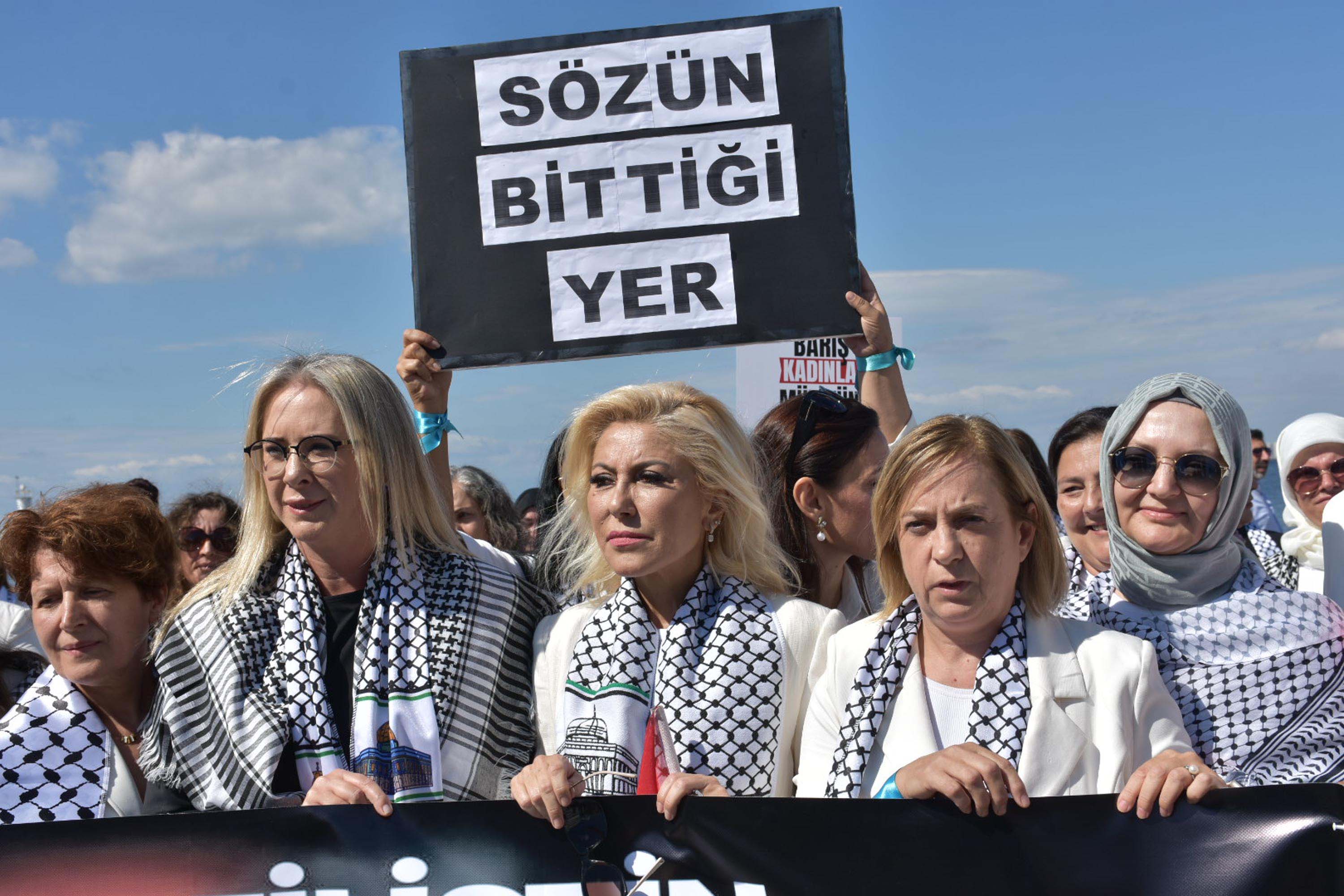 Filistin'e destek için beyaz giyinen AK Parti'li kadınlar zincir oluşturup, sessizce yürüdü