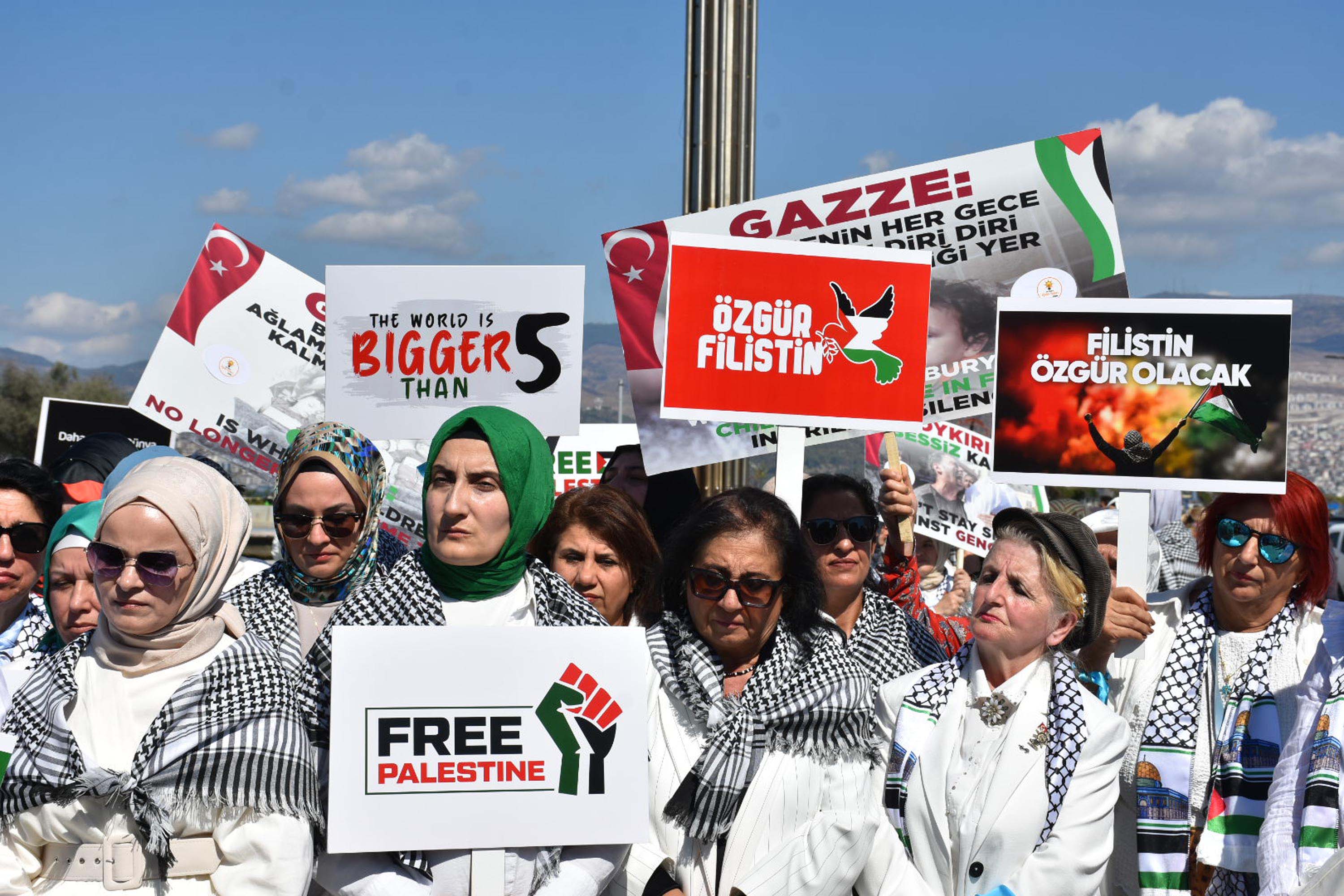 Filistin'e destek için beyaz giyinen AK Parti'li kadınlar zincir oluşturup, sessizce yürüdü