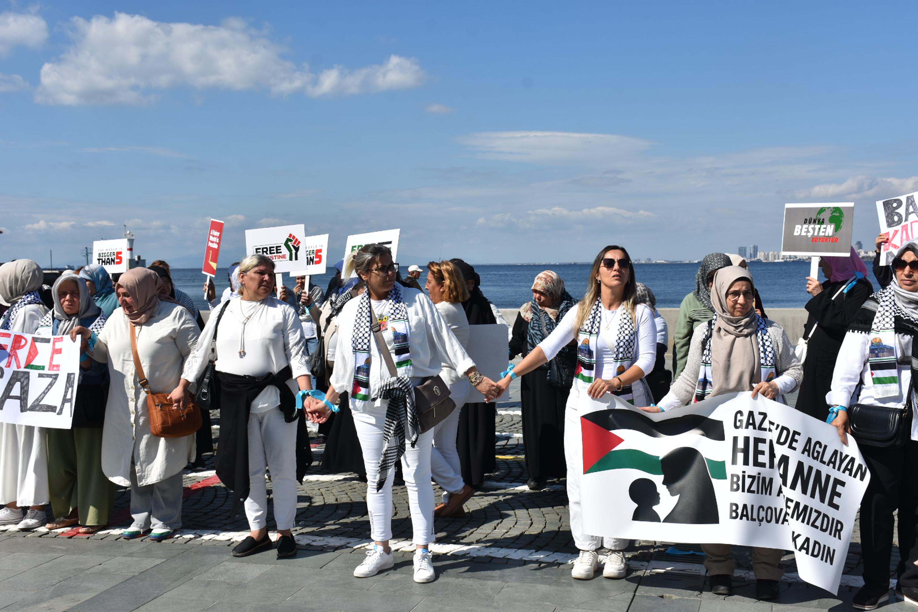 Filistin'e destek için beyaz giyinen AK Parti'li kadınlar zincir oluşturup, sessizce yürüdü