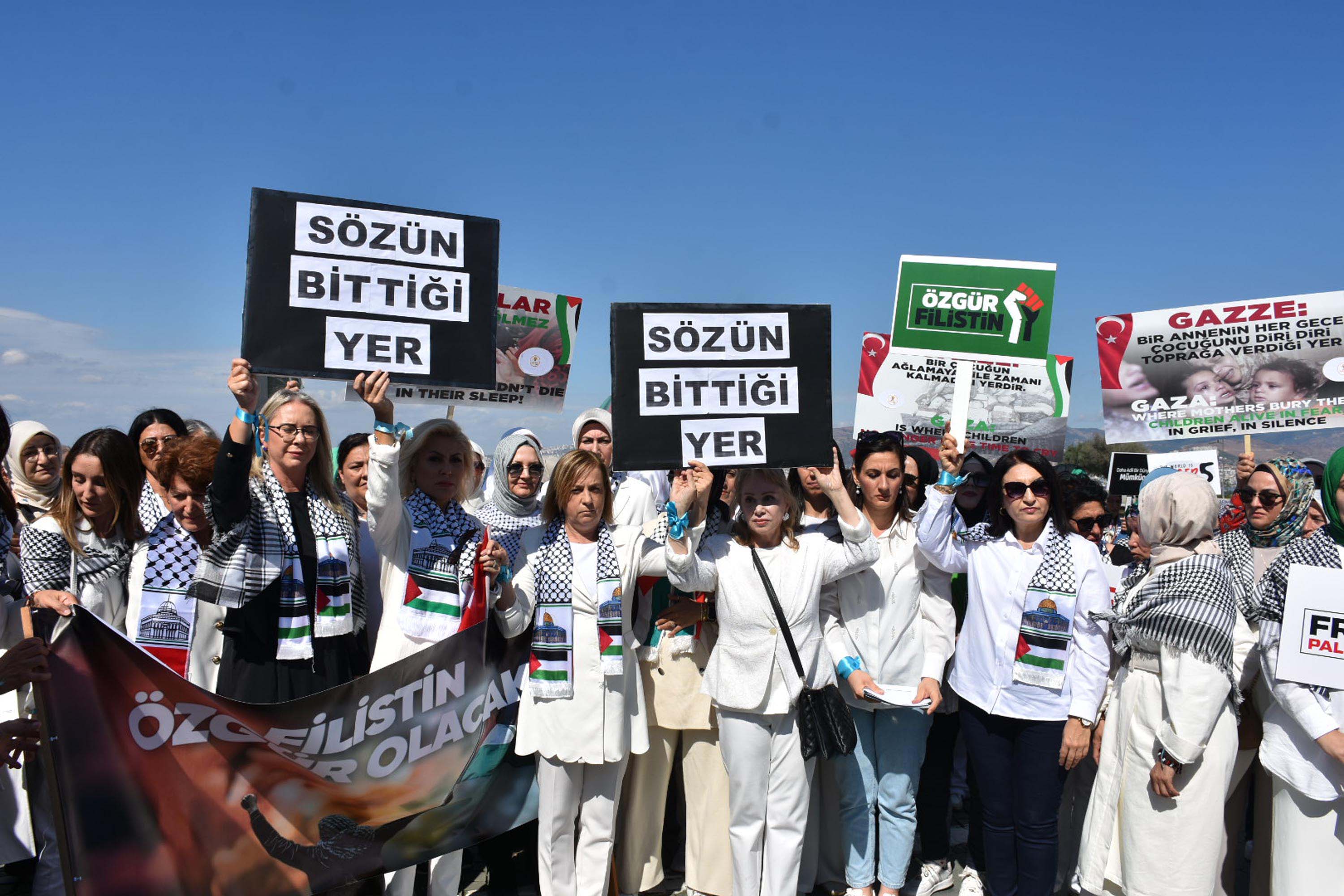 Filistin'e destek için beyaz giyinen AK Parti'li kadınlar zincir oluşturup, sessizce yürüdü