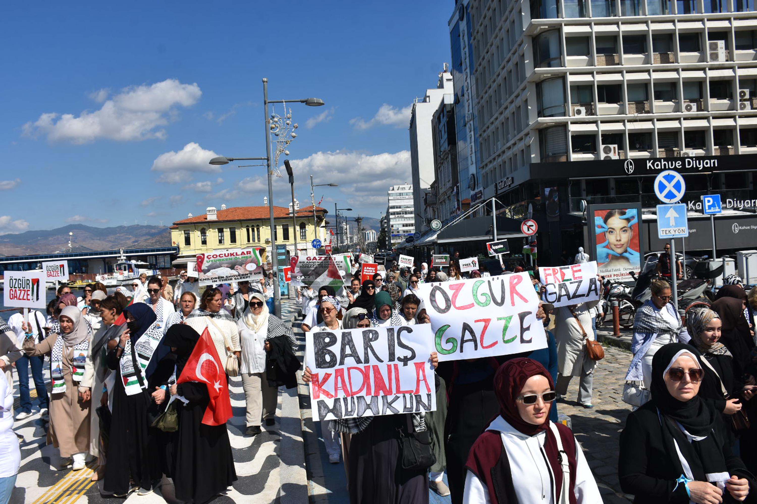 Filistin'e destek için beyaz giyinen AK Parti'li kadınlar zincir oluşturup, sessizce yürüdü