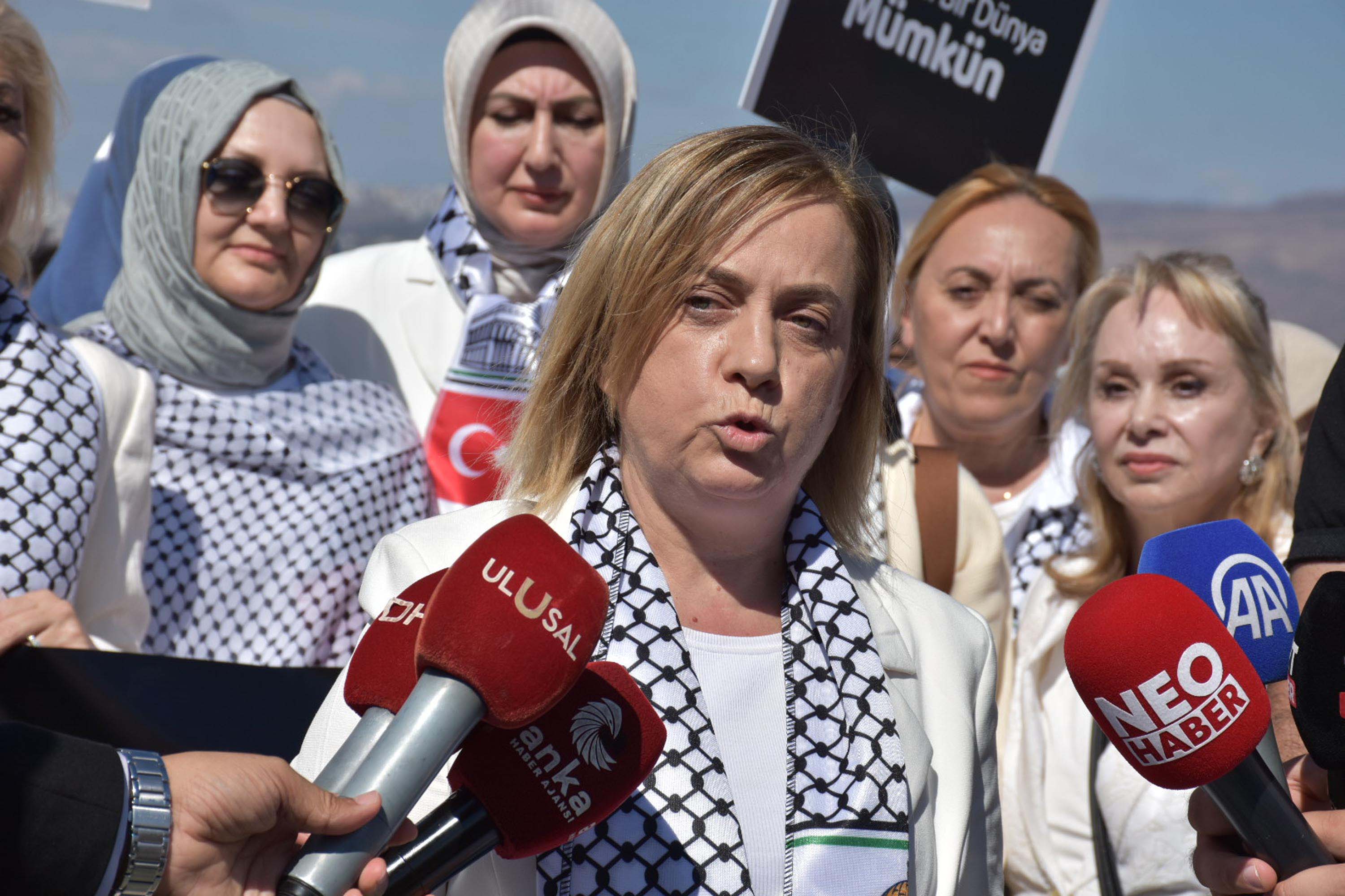 Filistin'e destek için beyaz giyinen AK Parti'li kadınlar zincir oluşturup, sessizce yürüdü