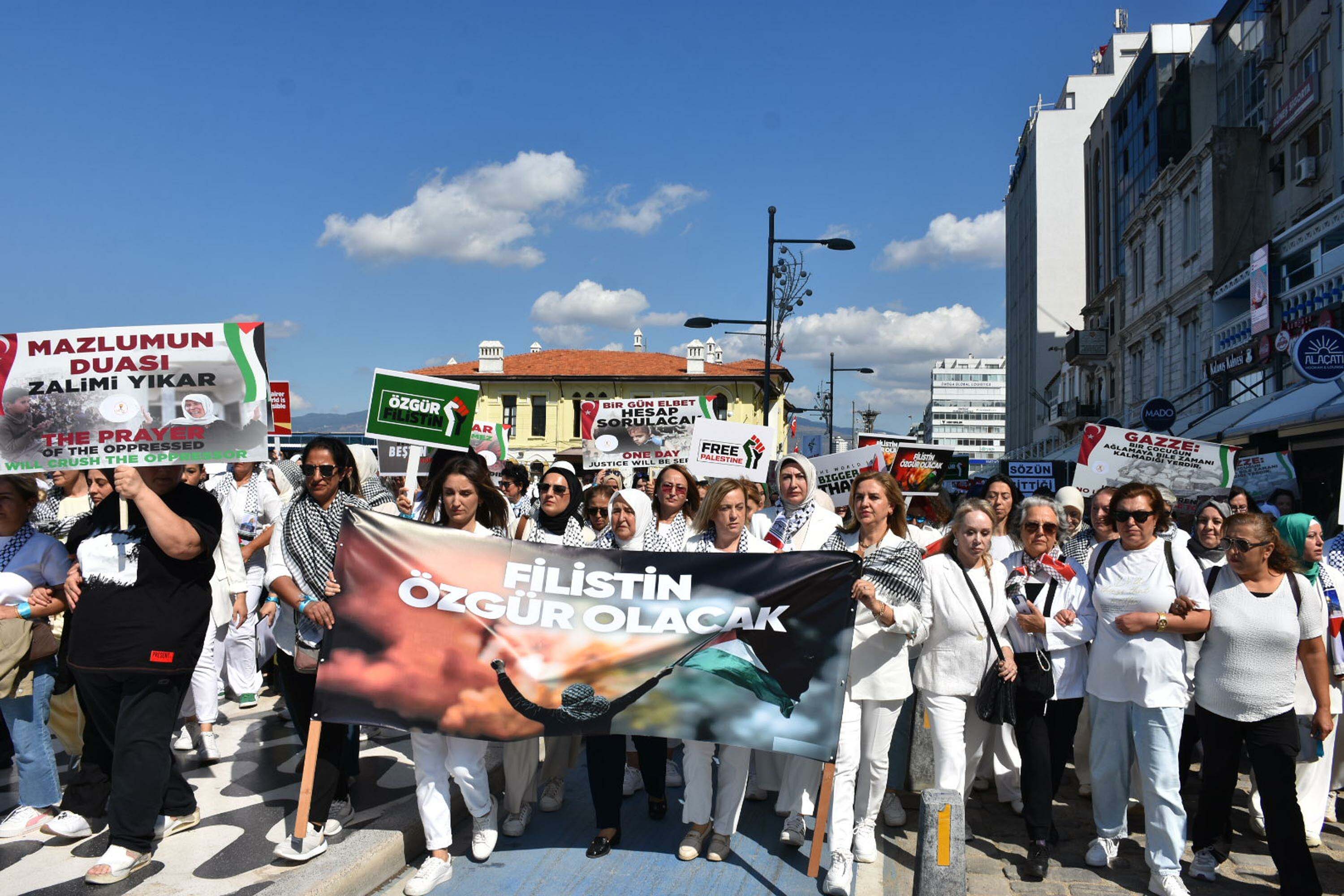 Filistin'e destek için beyaz giyinen AK Parti'li kadınlar zincir oluşturup, sessizce yürüdü