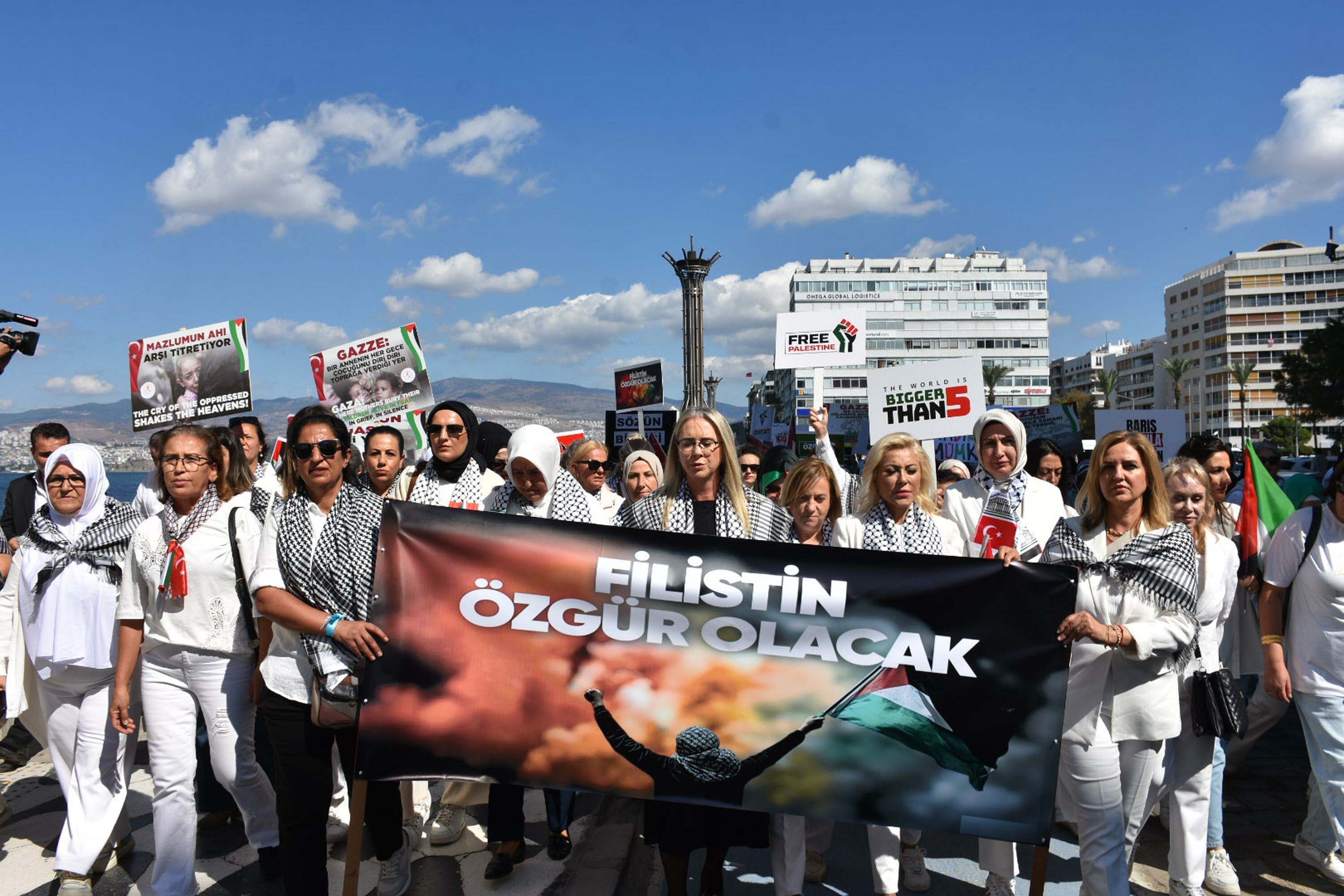 Filistin'e destek için beyaz giyinen AK Parti'li kadınlar zincir oluşturup, sessizce yürüdü