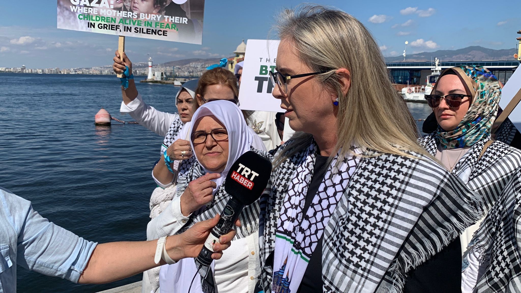Filistin'e destek için beyaz giyinen AK Parti'li kadınlar zincir oluşturup, sessizce yürüdü