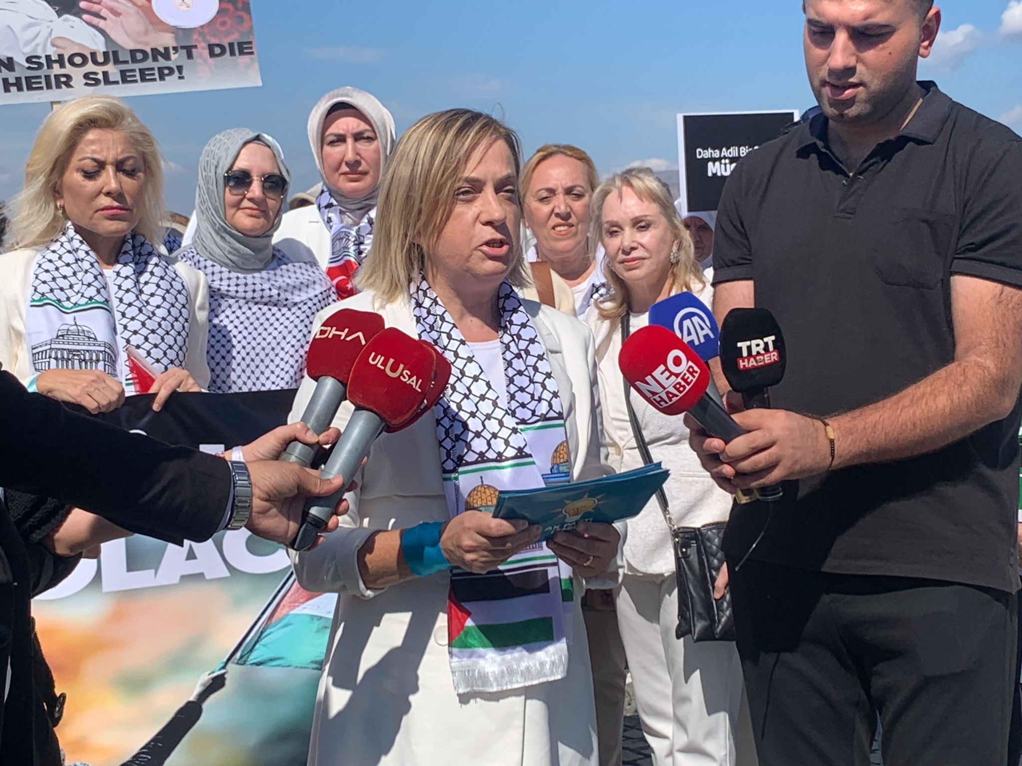 Filistin'e destek için beyaz giyinen AK Parti'li kadınlar zincir oluşturup, sessizce yürüdü