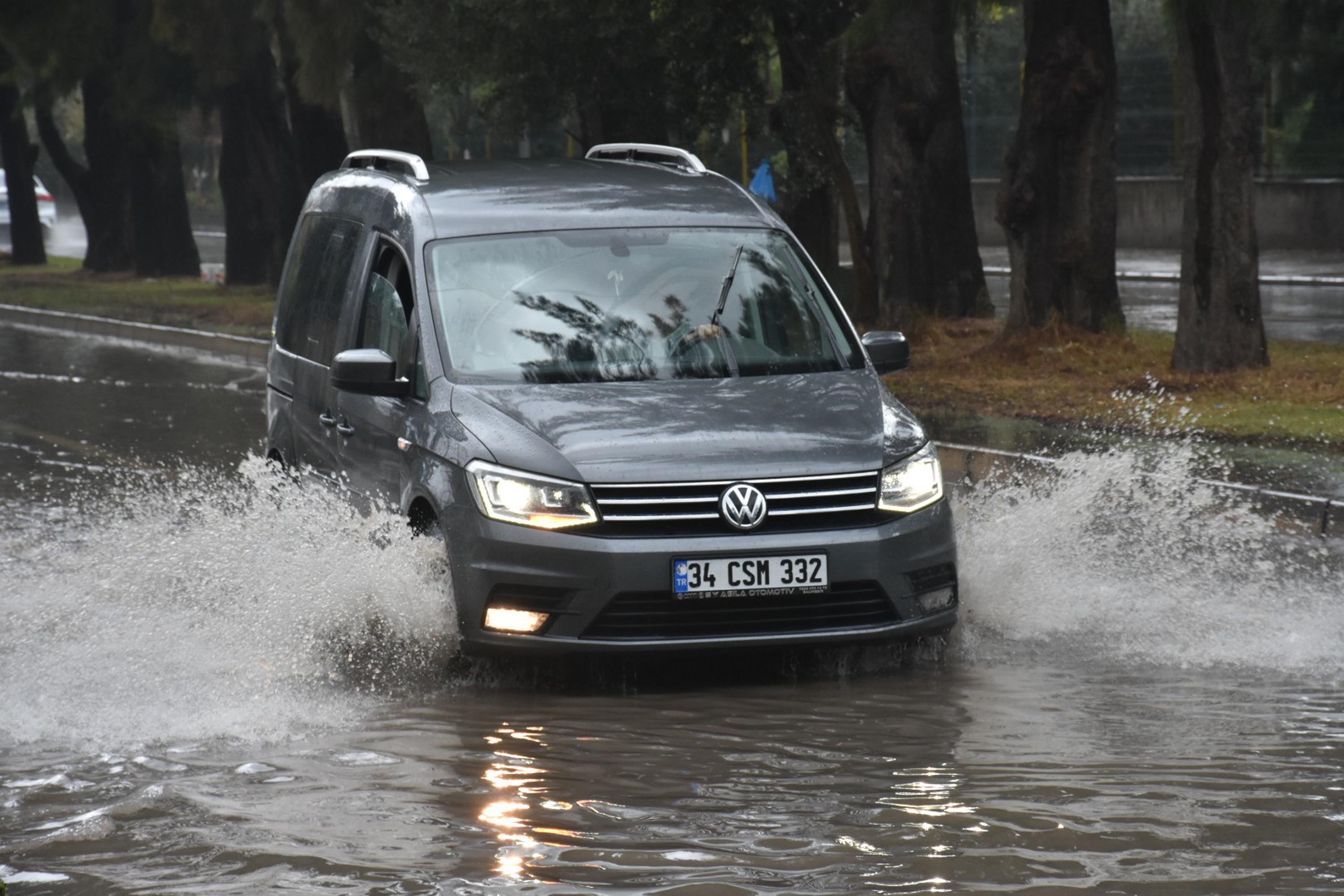 İzmir'de sağanak etkili oluyor
