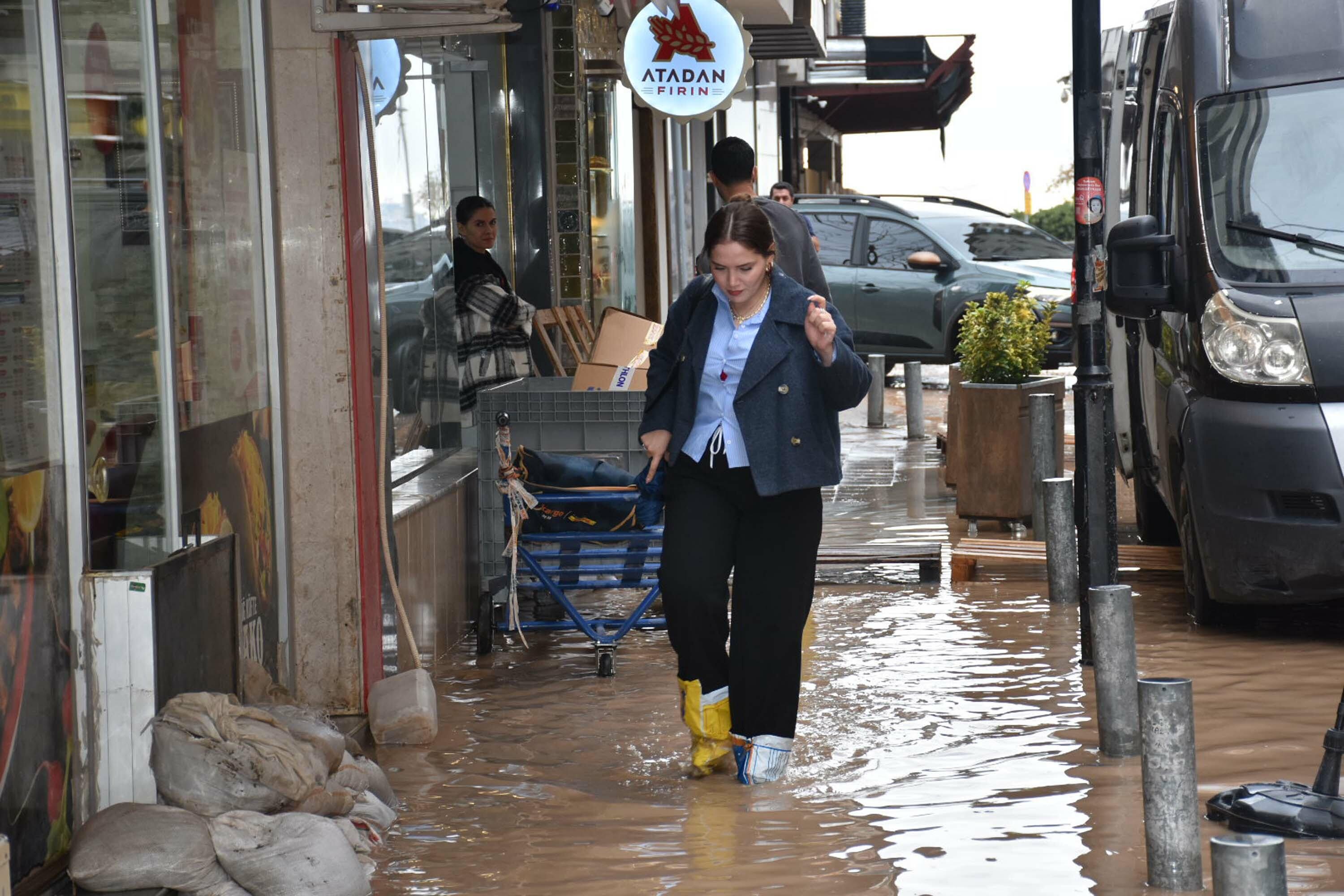 İzmir'de sağanak etkili oluyor