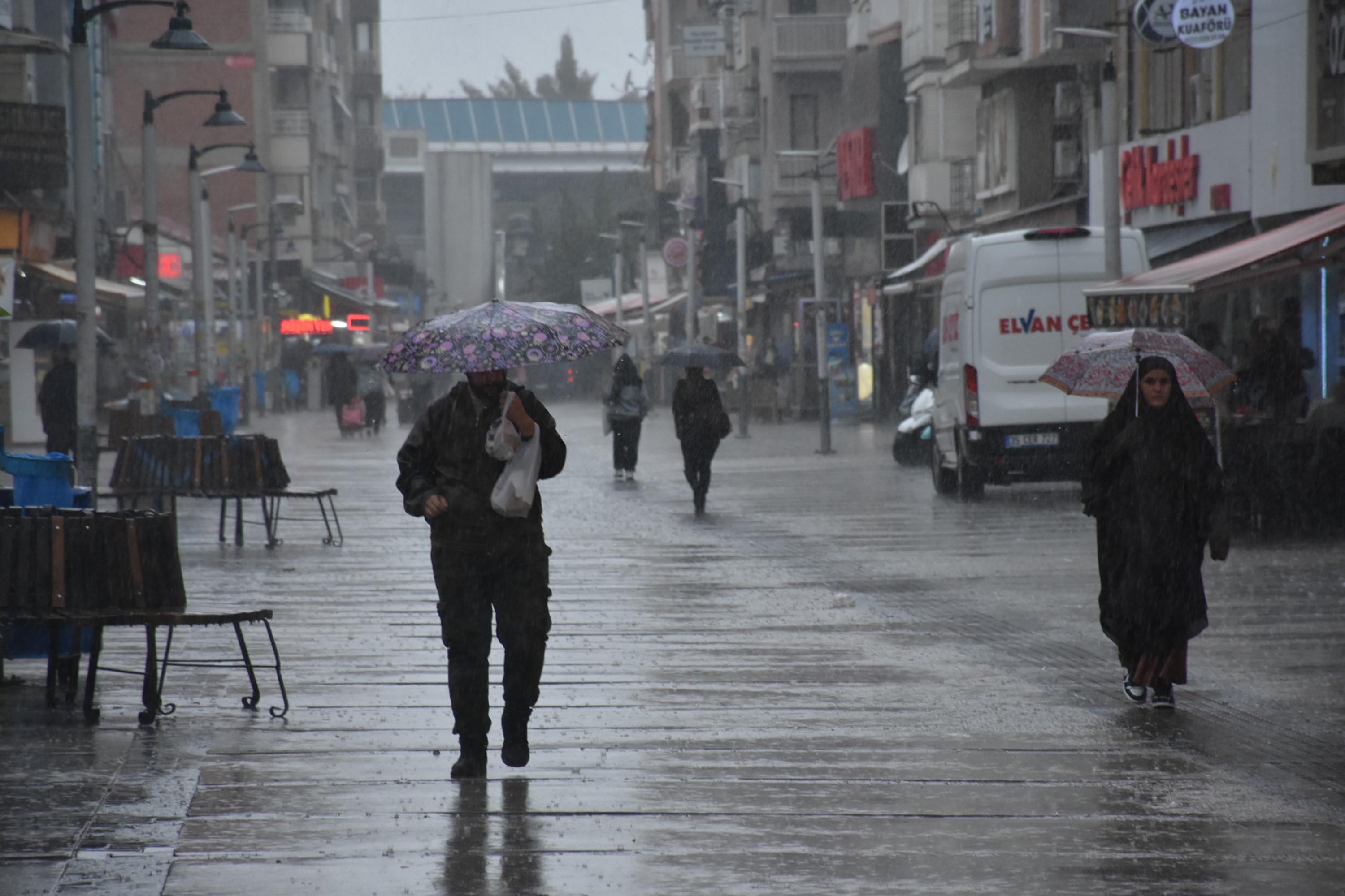 İzmir'de sağanak etkili oluyor