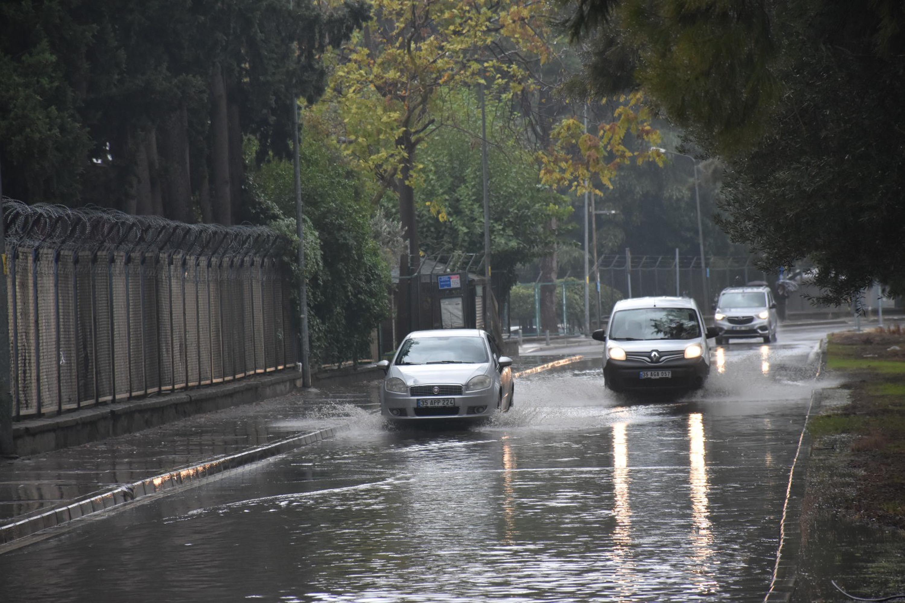 İzmir'de sağanak etkili oluyor