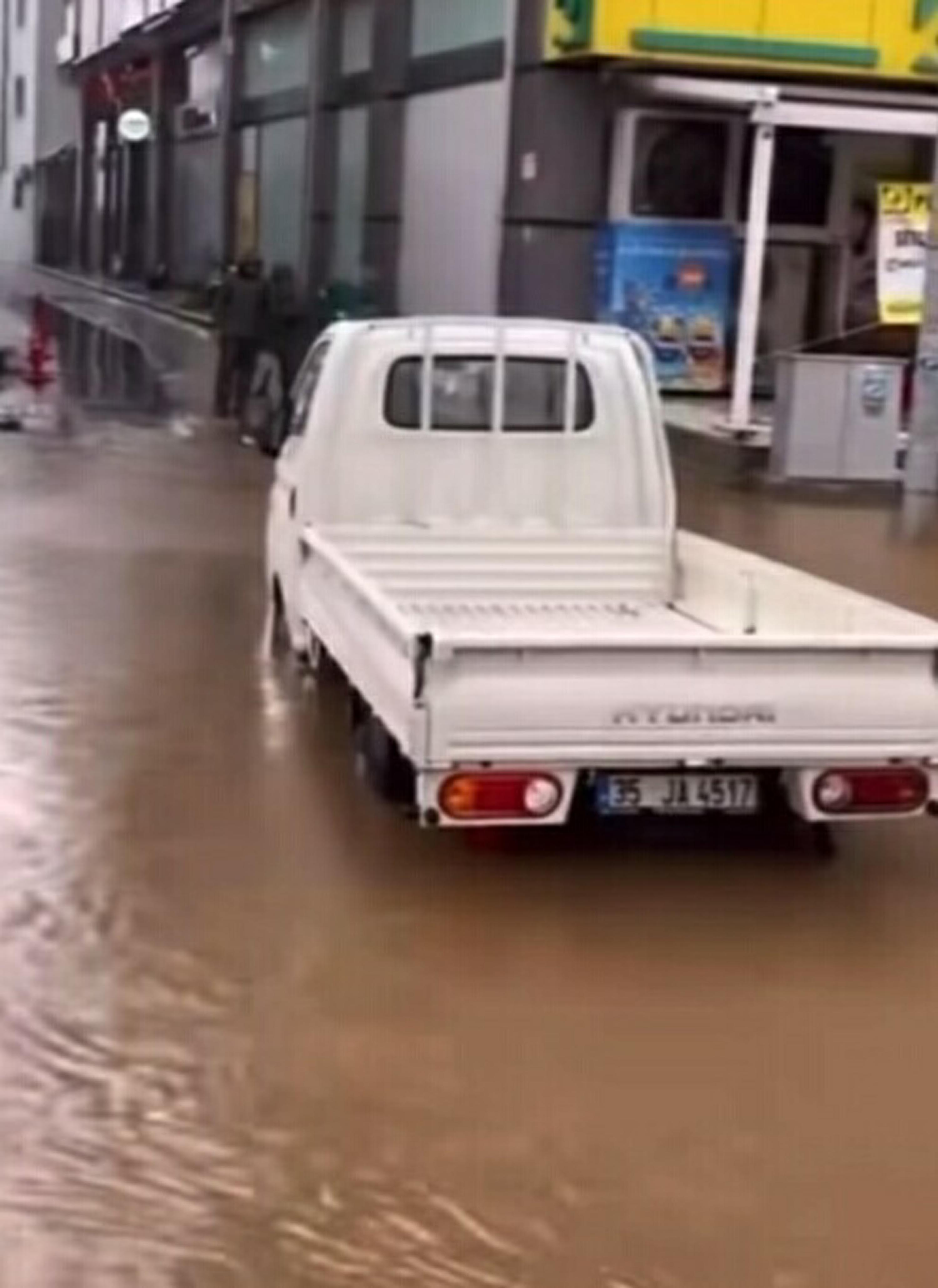 İzmir'de sağanak etkili oluyor