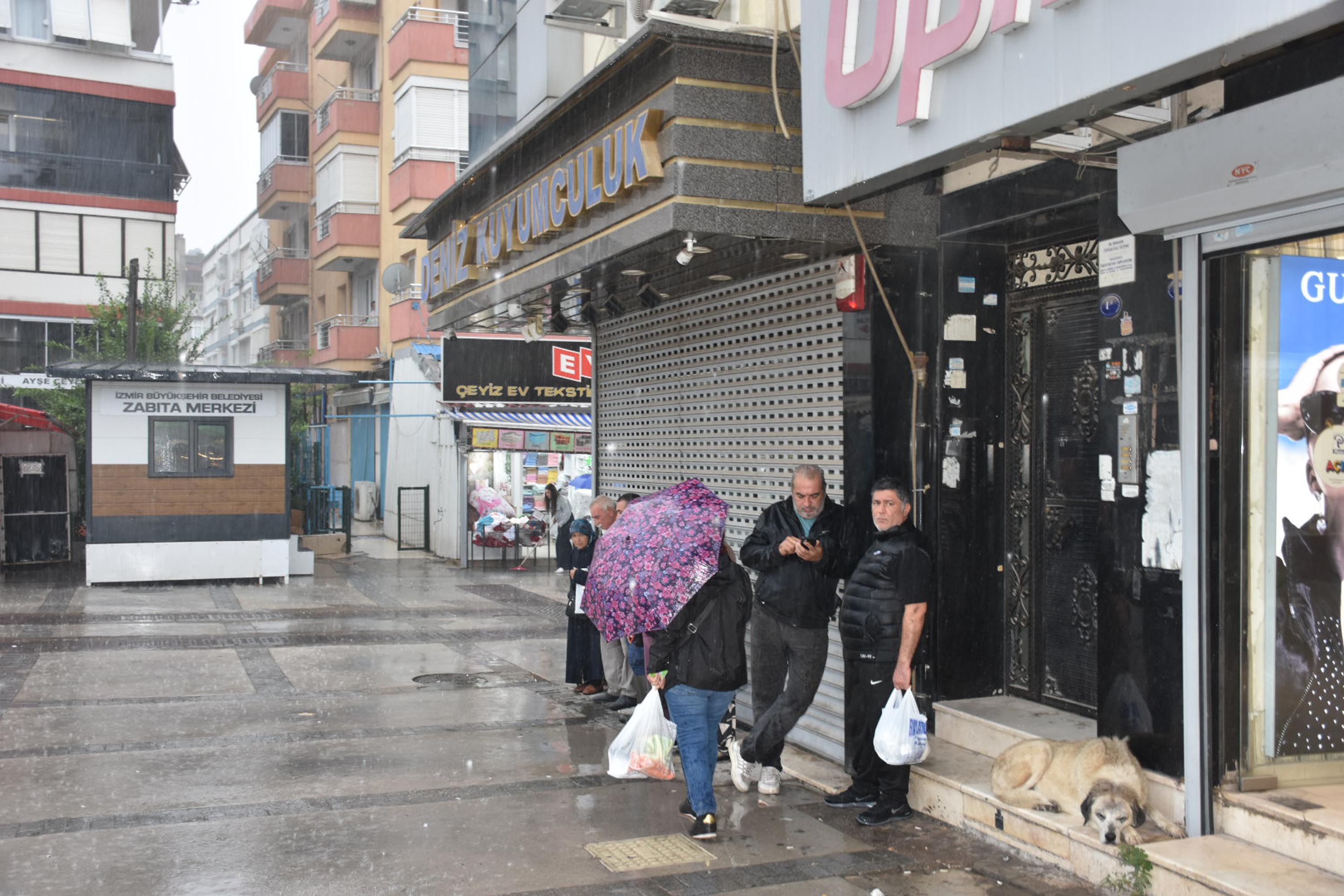 İzmir'de sağanak etkili oluyor