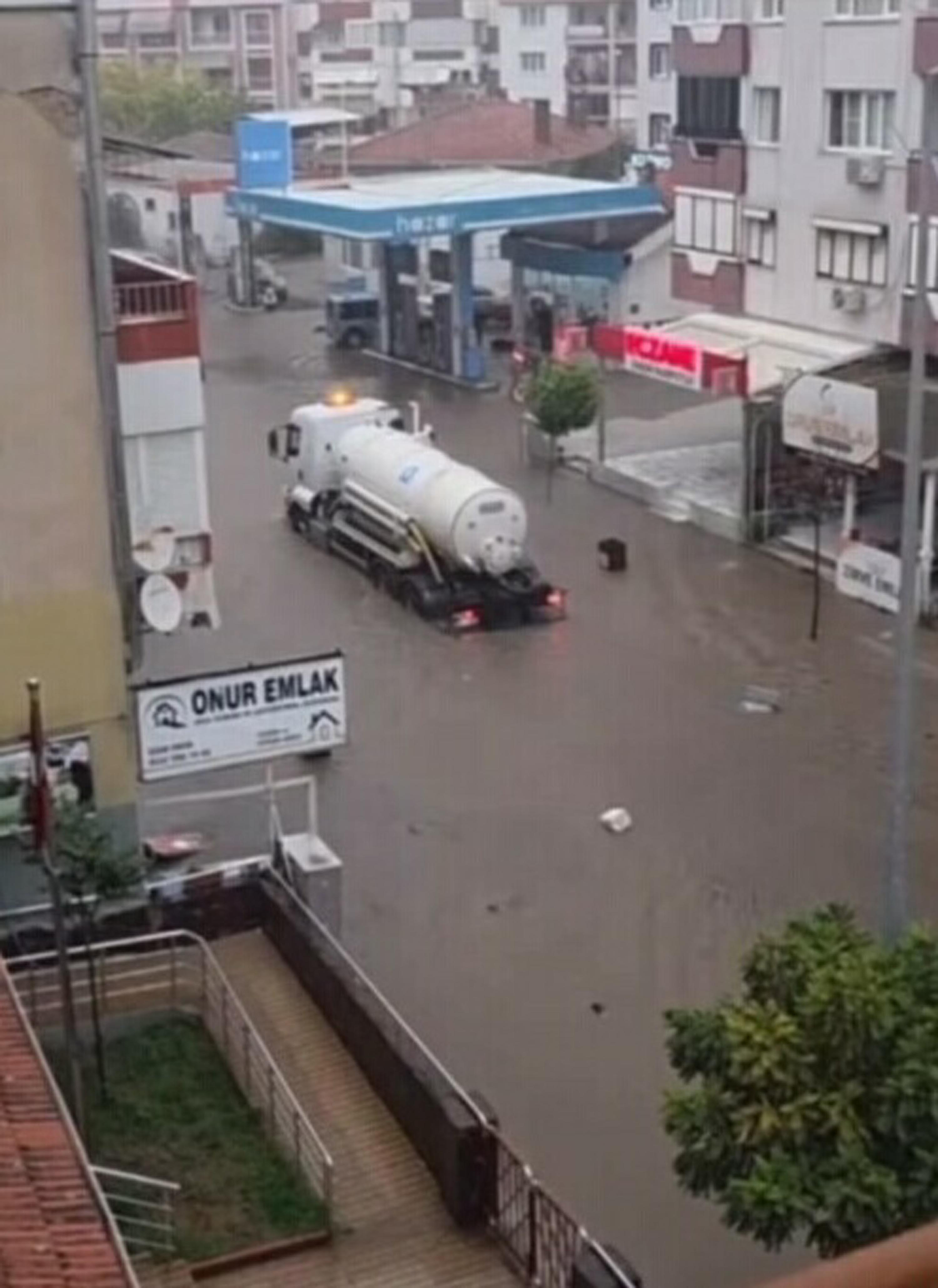 İzmir'de sağanak etkili oluyor