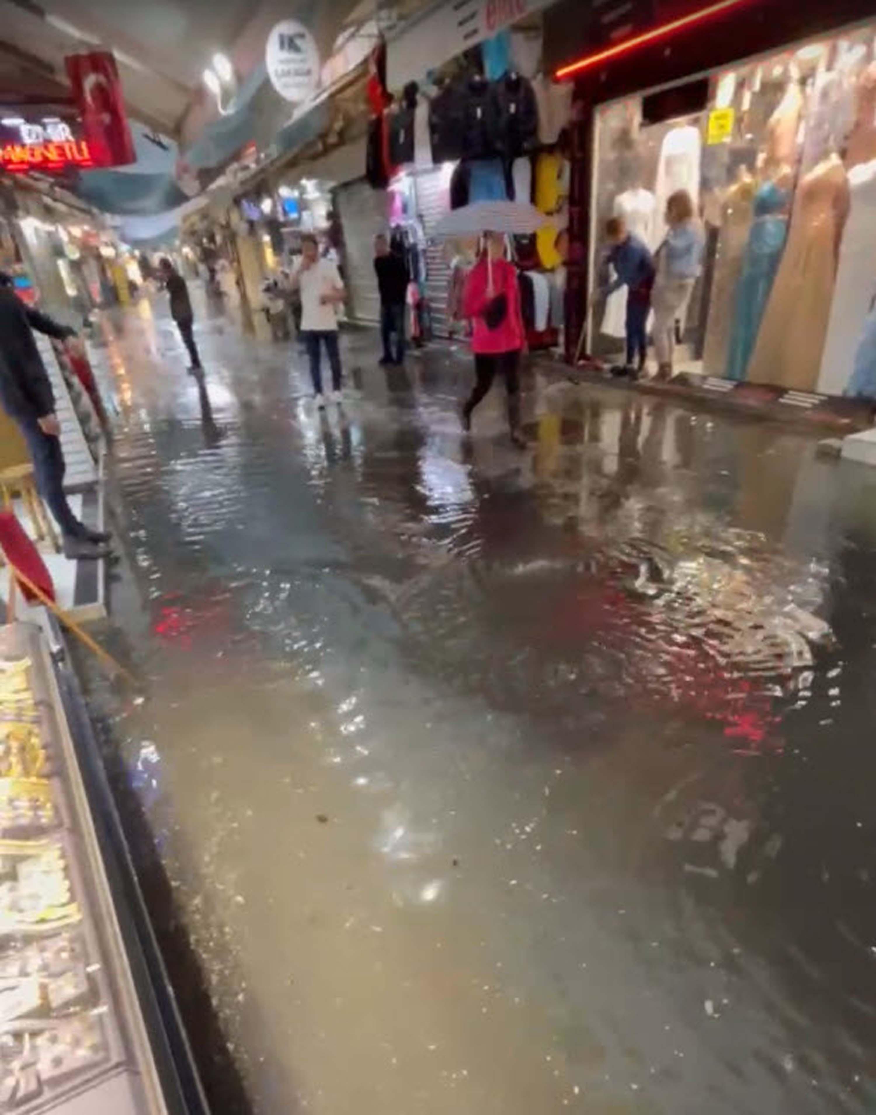 İzmir'de sağanak etkili oluyor