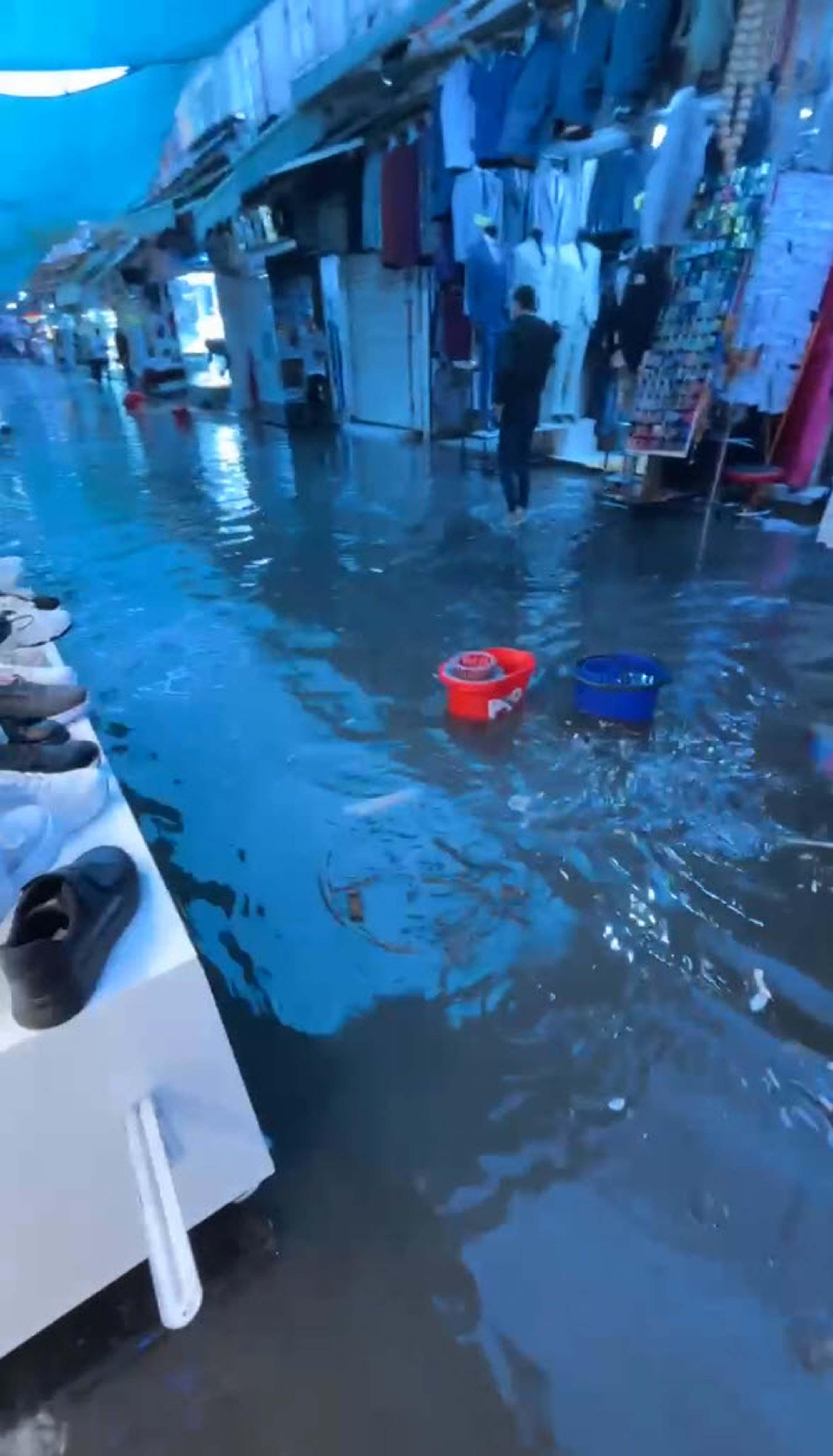İzmir'de sağanak etkili oluyor