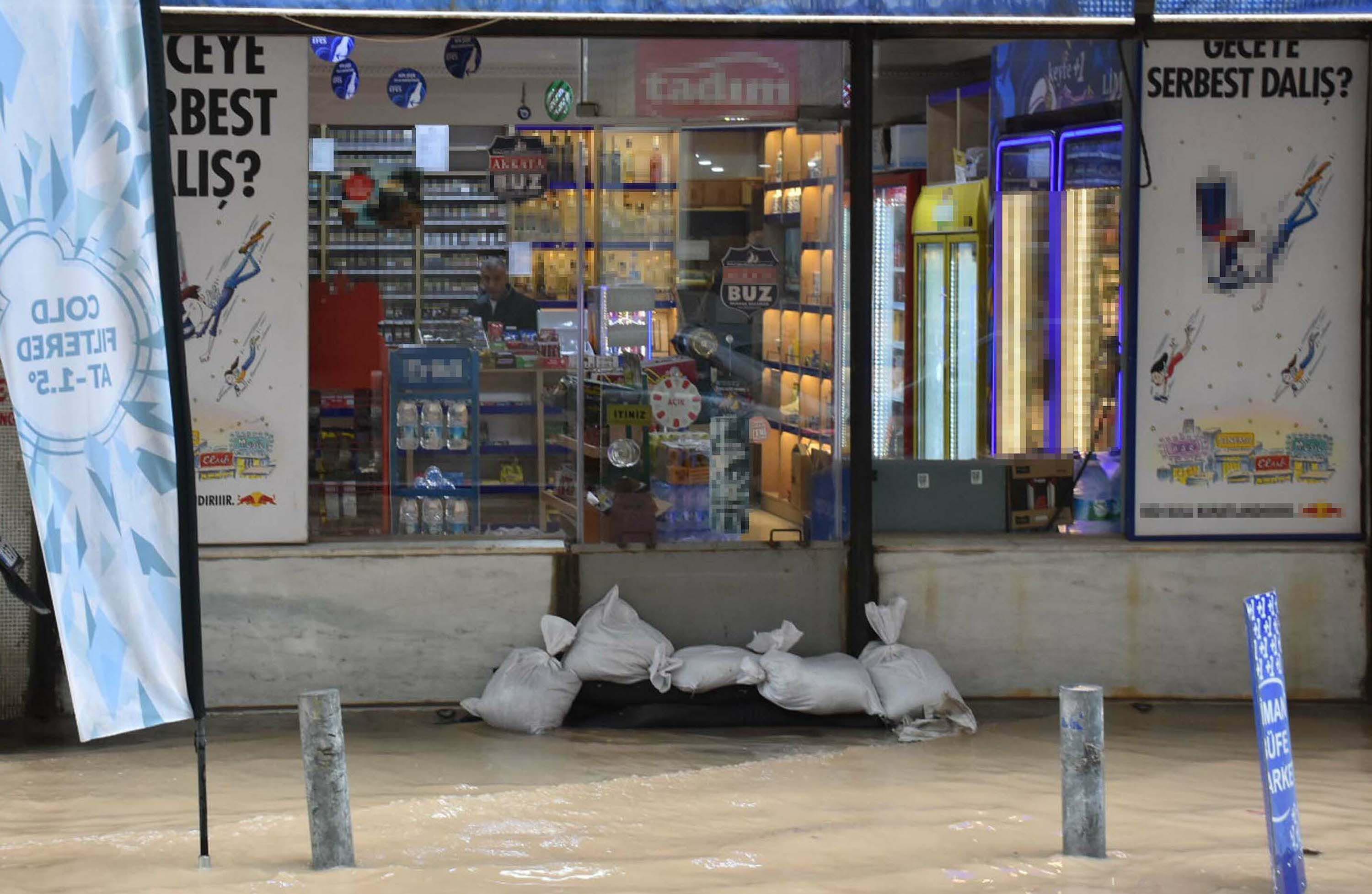 İzmir'de sağanak etkili oluyor