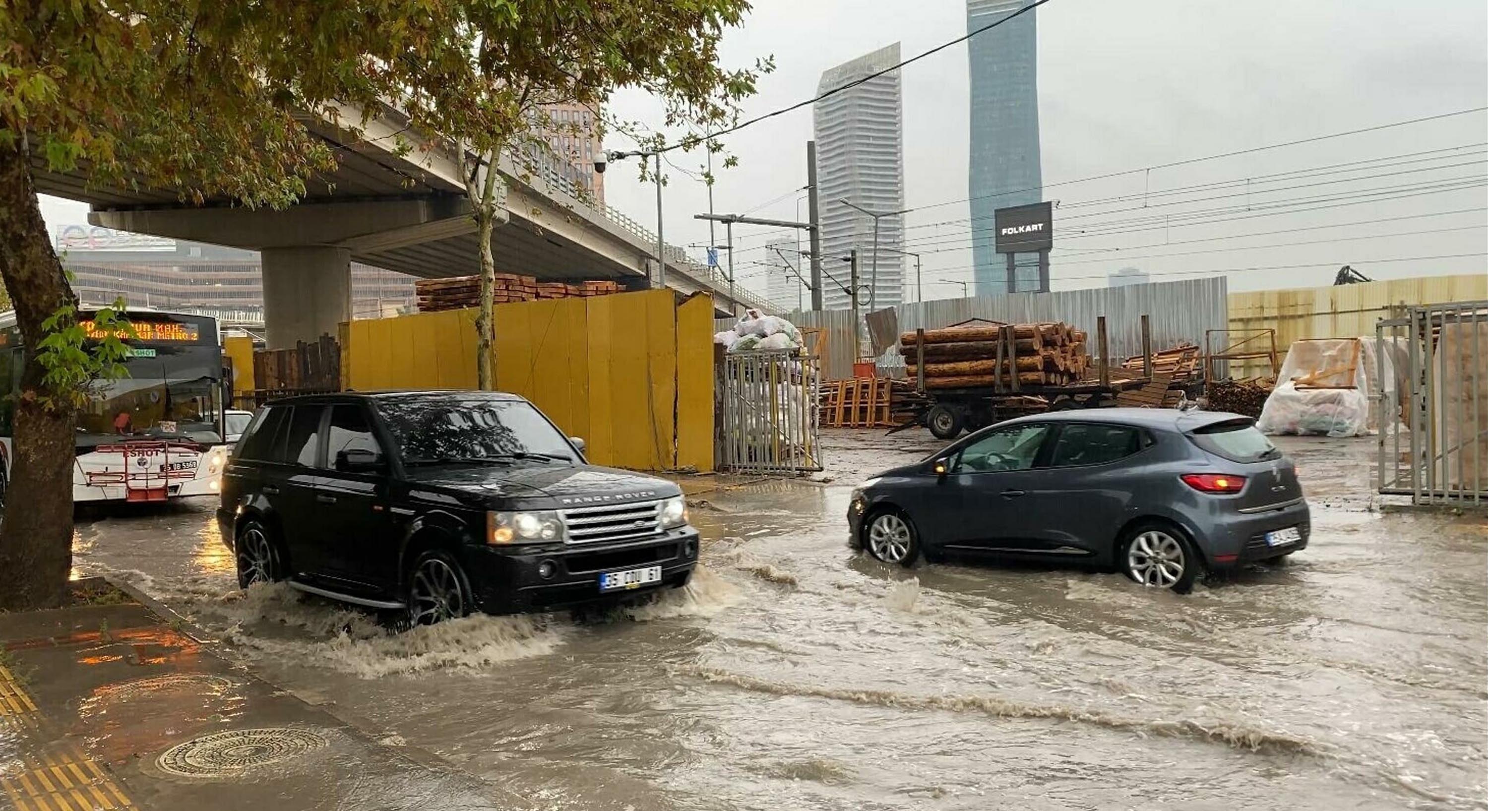 İzmir'de sağanak etkili oluyor