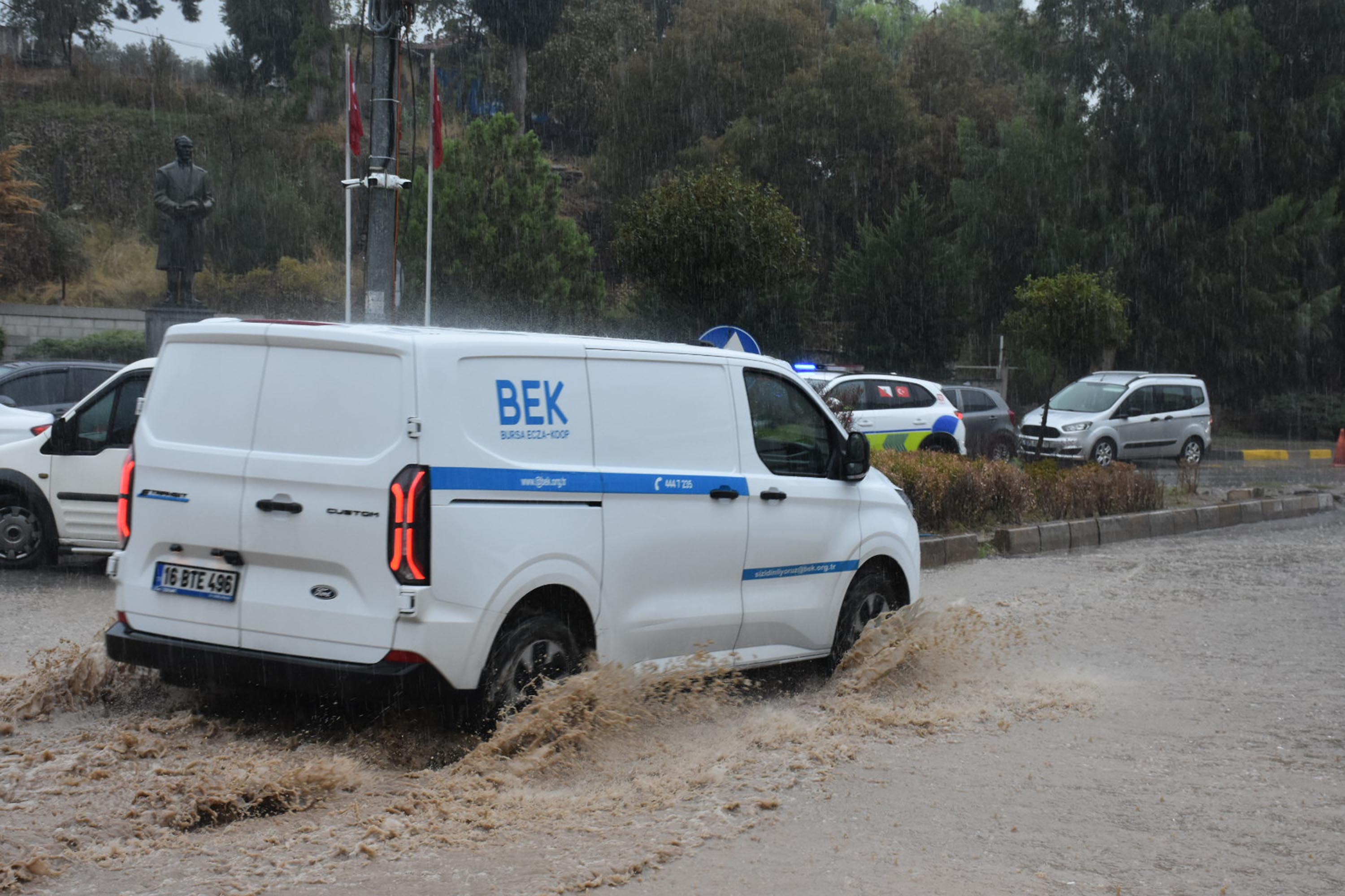 İzmir'de sağanak etkili oluyor