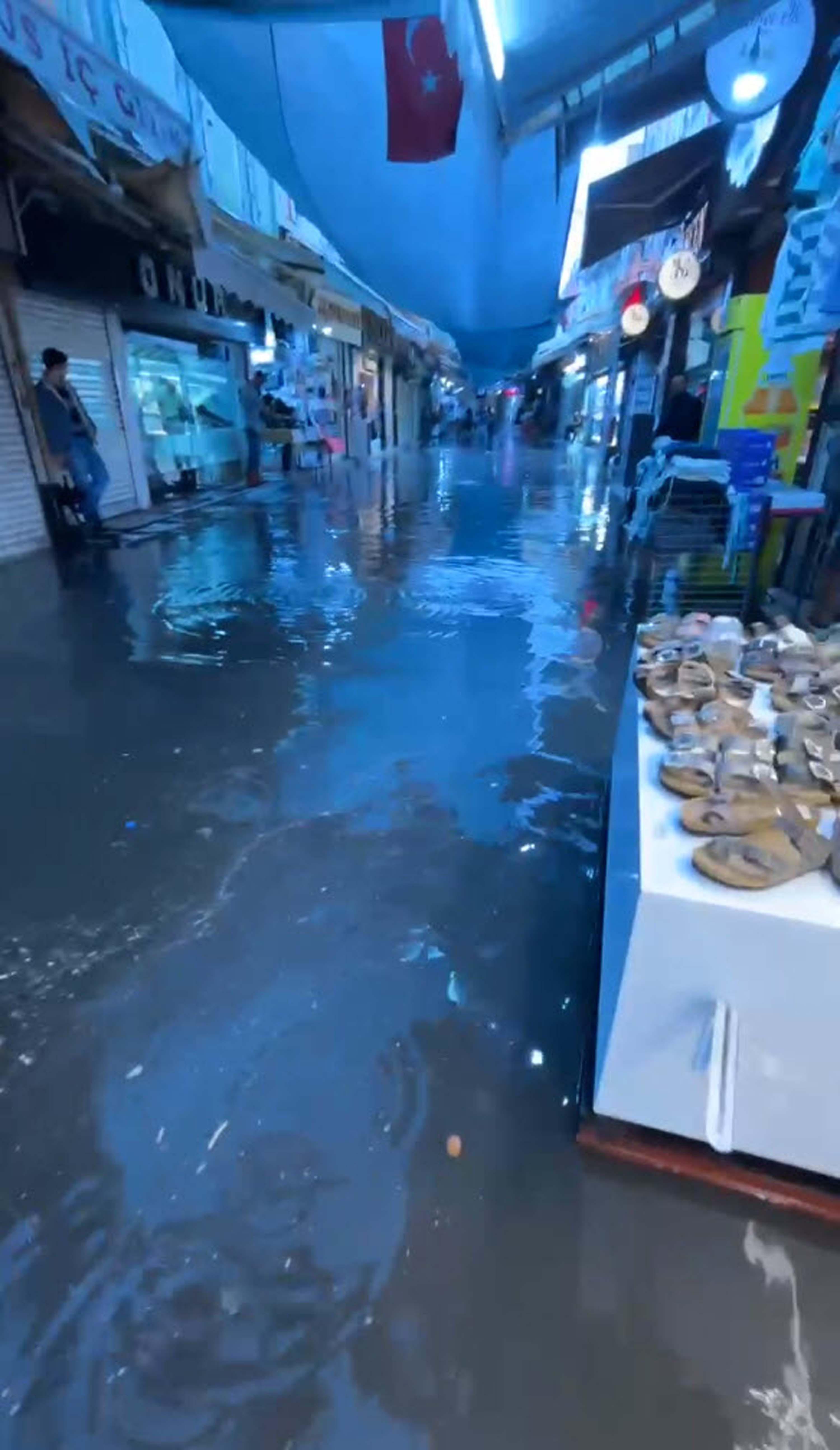 İzmir'de sağanak etkili oluyor