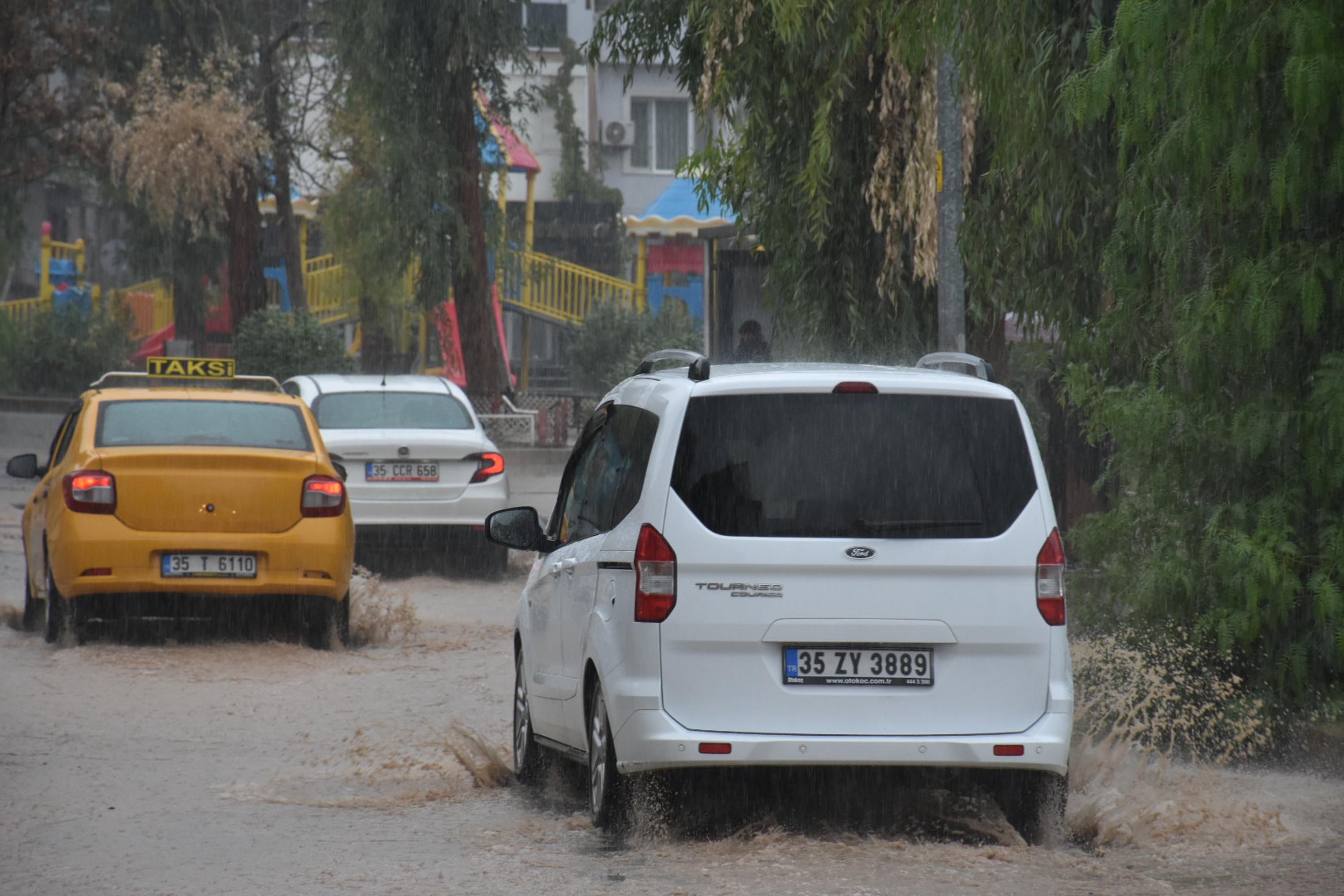 İzmir'de sağanak etkili oluyor