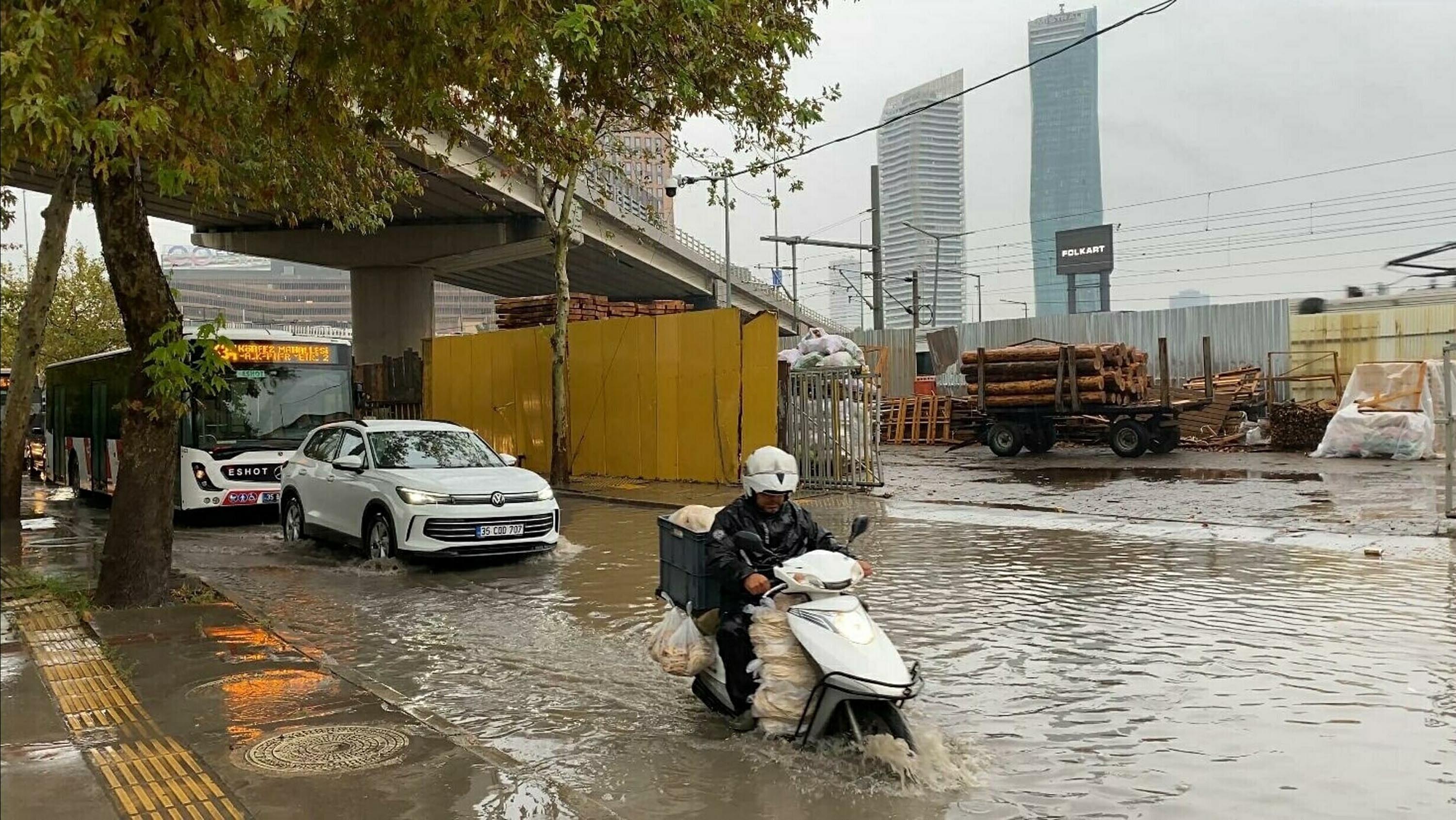 İzmir'de sağanak etkili oluyor