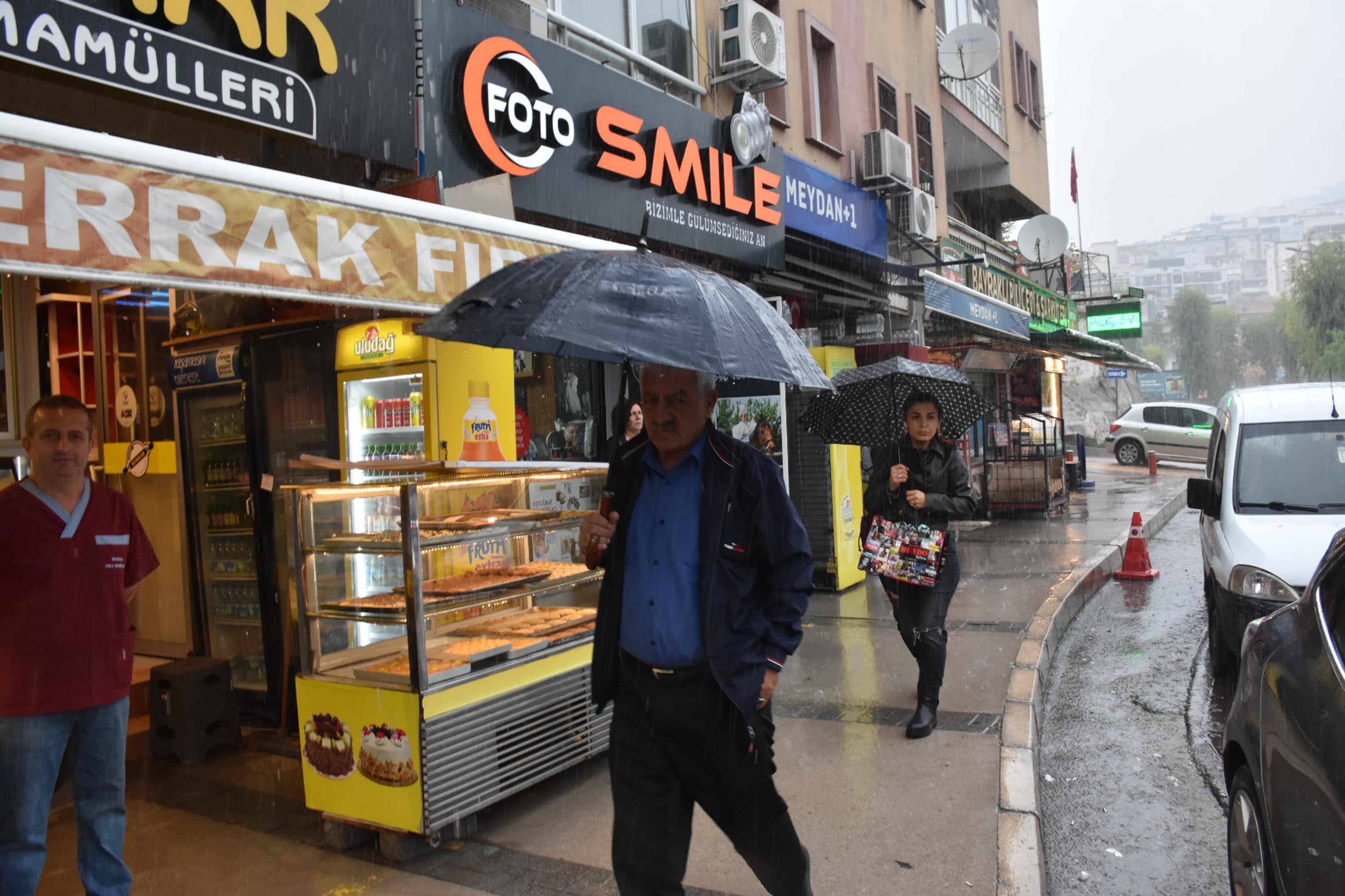 İzmir'de sağanak etkili oluyor