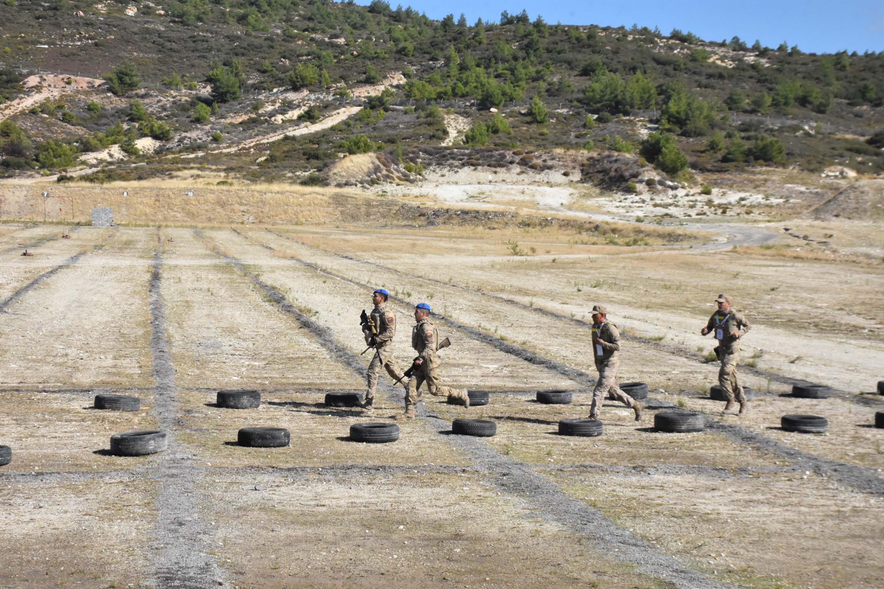 Foça'da 'Keskin Nişancı Atışları' yarışması ve 'Çelik Kanatlar' gösterisi