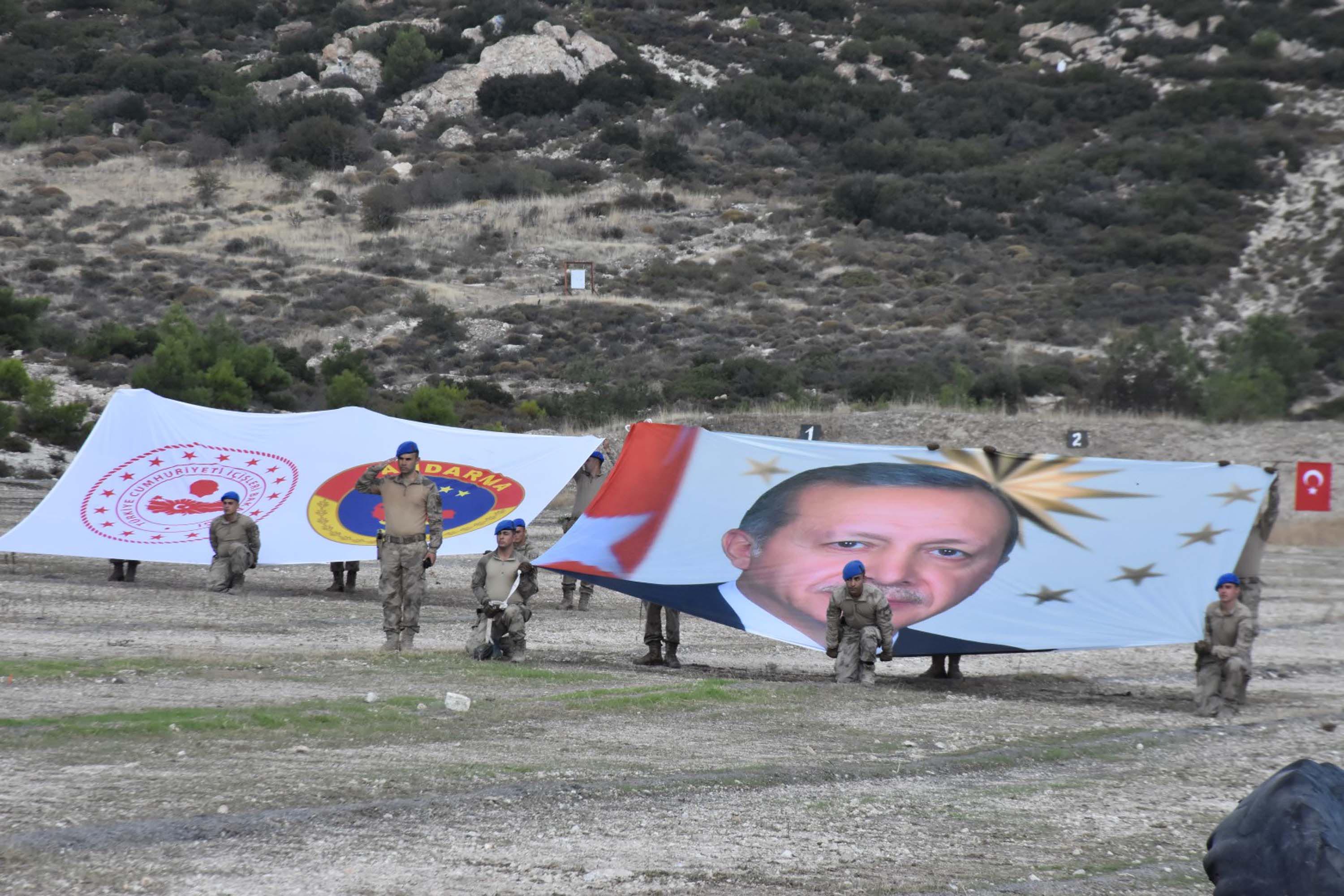 Foça'da 'Keskin Nişancı Atışları' yarışması ve 'Çelik Kanatlar' gösterisi