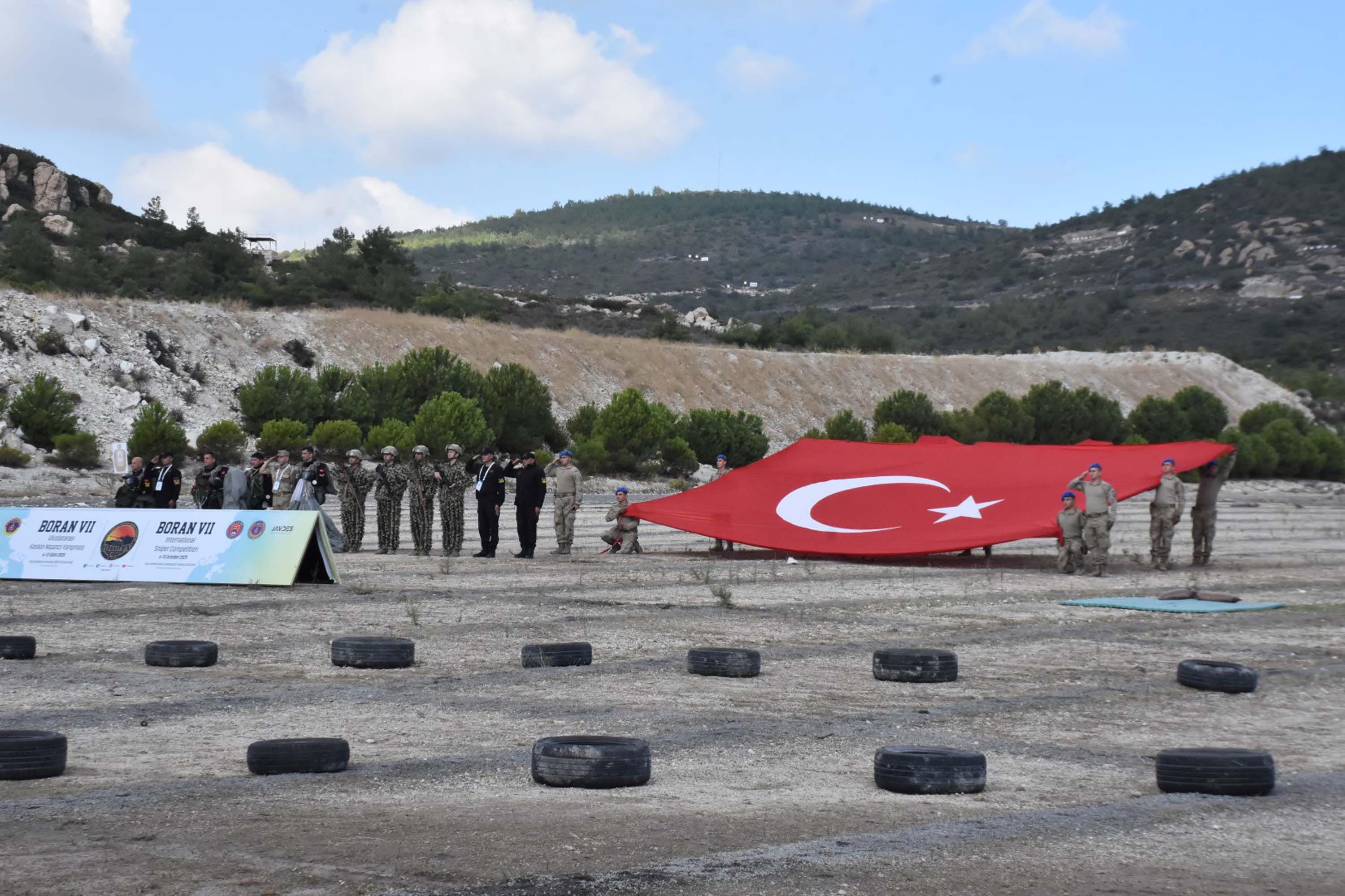 Foça'da 'Keskin Nişancı Atışları' yarışması ve 'Çelik Kanatlar' gösterisi