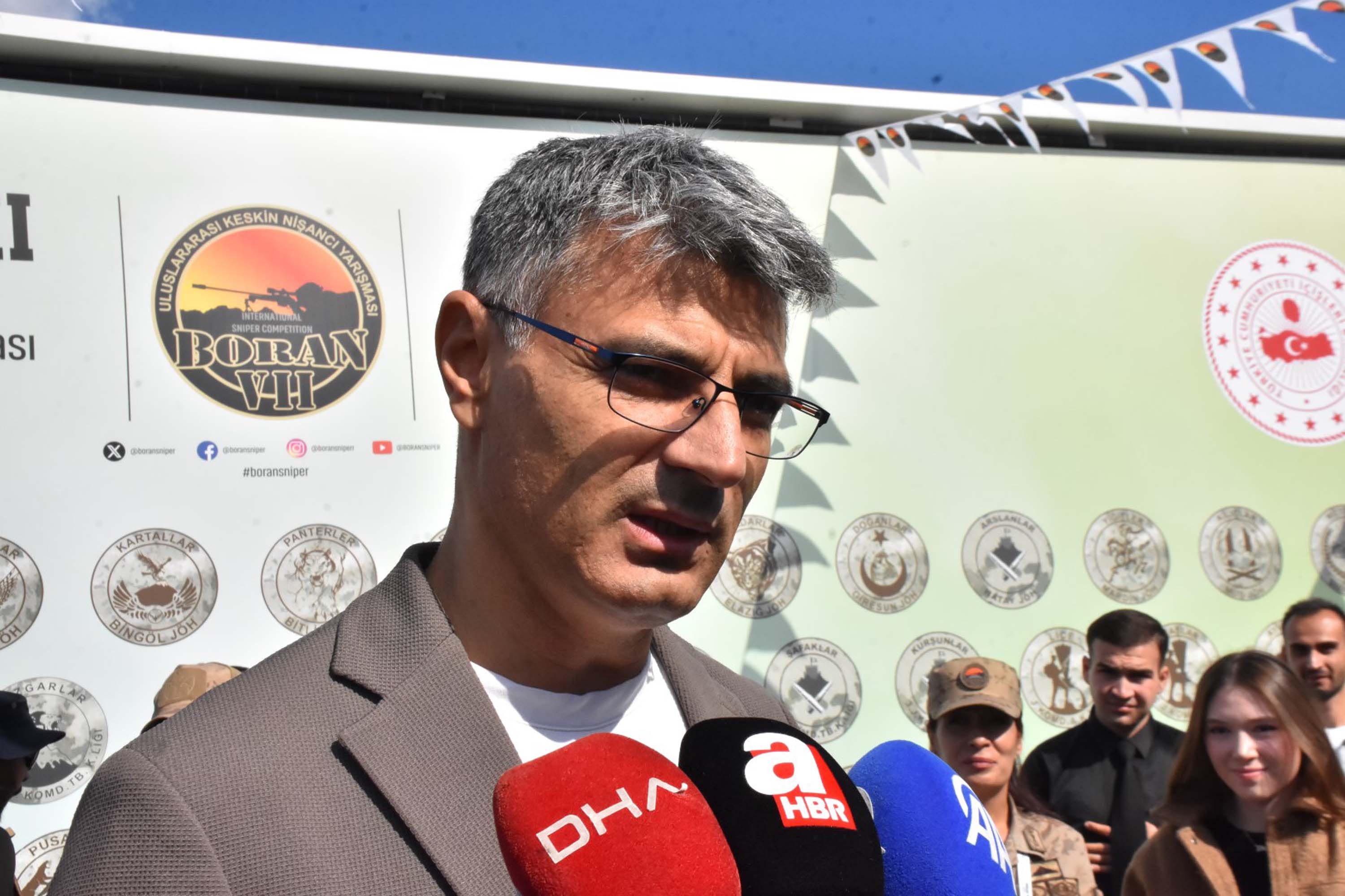 Foça'da 'Keskin Nişancı Atışları' yarışması ve 'Çelik Kanatlar' gösterisi