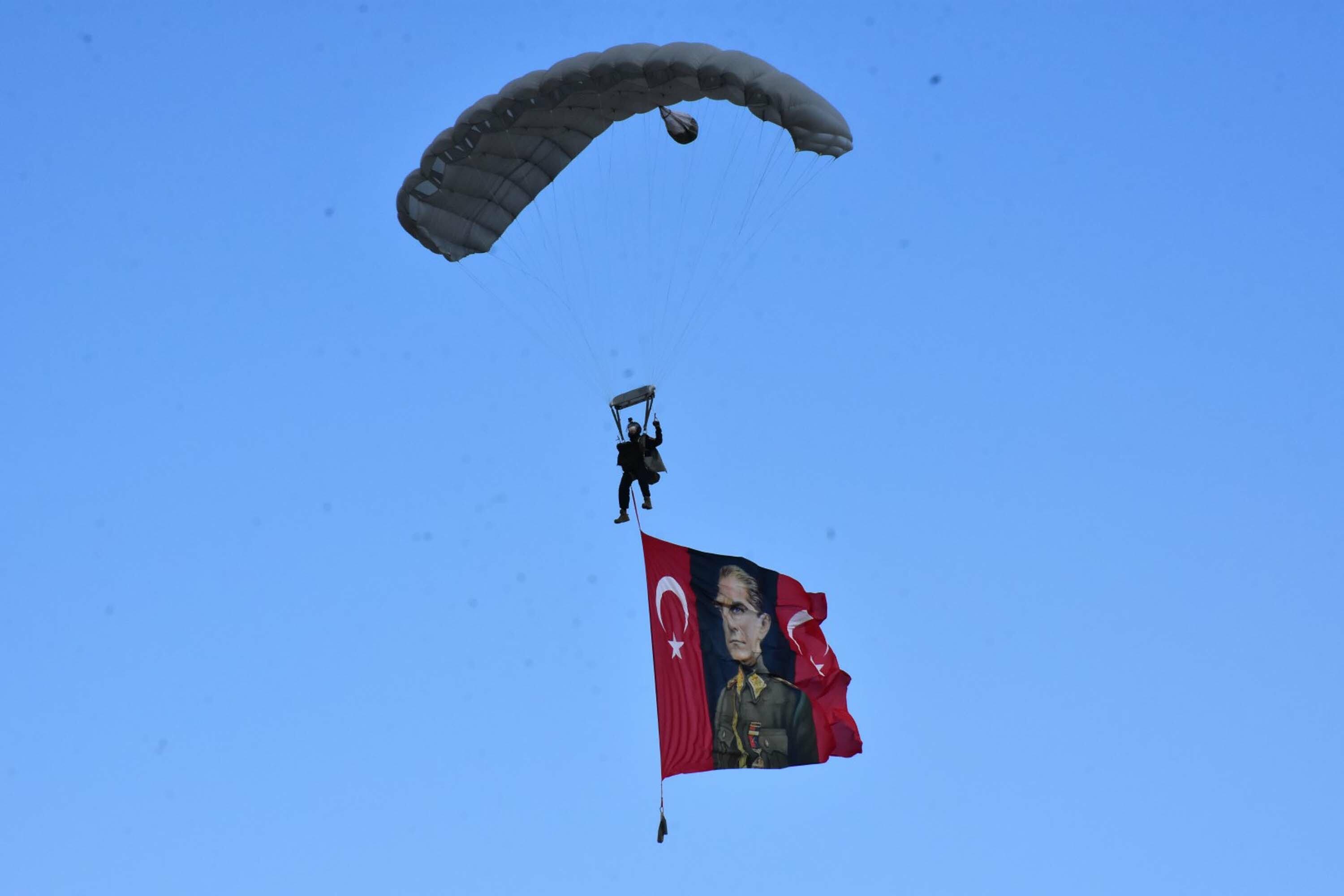 Foça'da 'Keskin Nişancı Atışları' yarışması ve 'Çelik Kanatlar' gösterisi