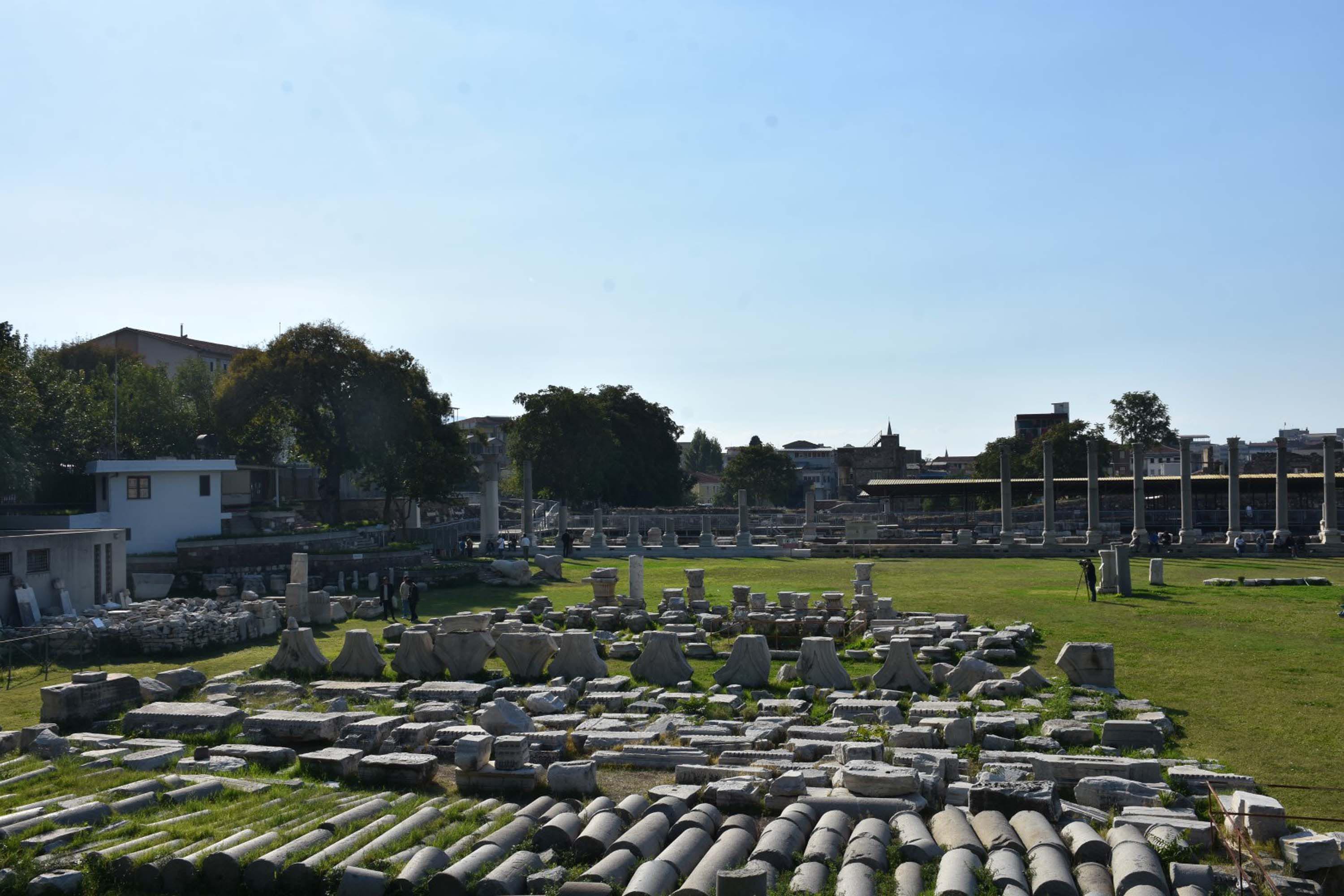 Smyrna Antik Kenti'nde 1800 yıllık heykel gövdesi bulundu