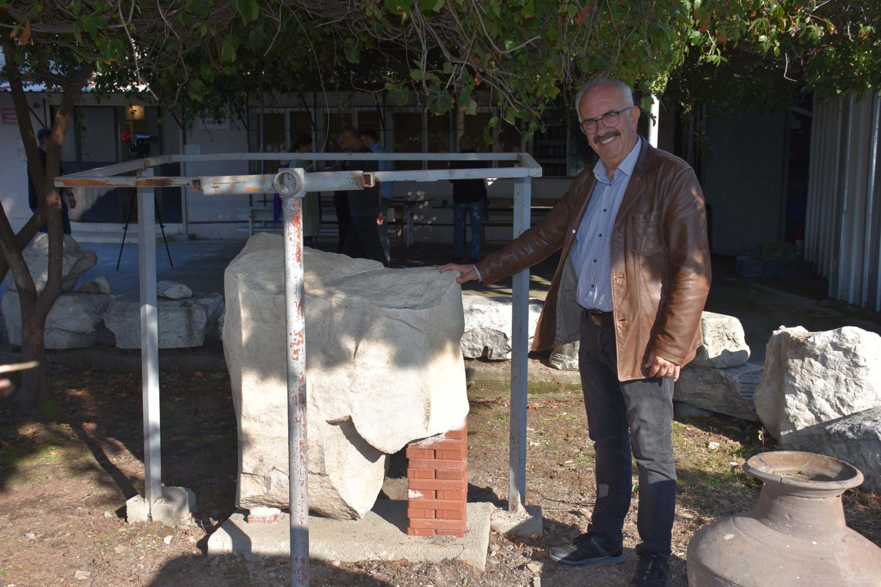 Smyrna Antik Kenti'nde 1800 yıllık heykel gövdesi bulundu