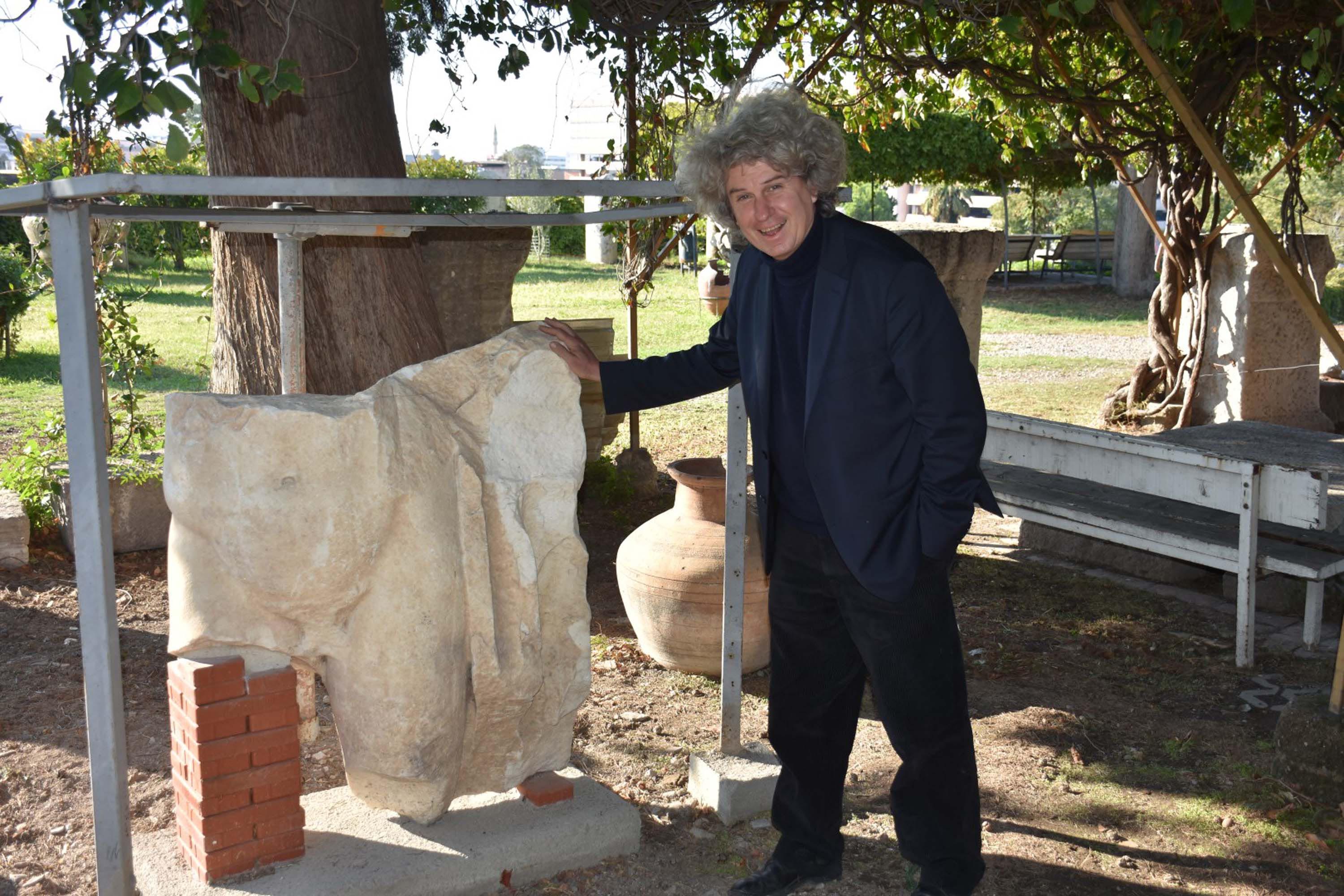 Smyrna Antik Kenti'nde 1800 yıllık heykel gövdesi bulundu