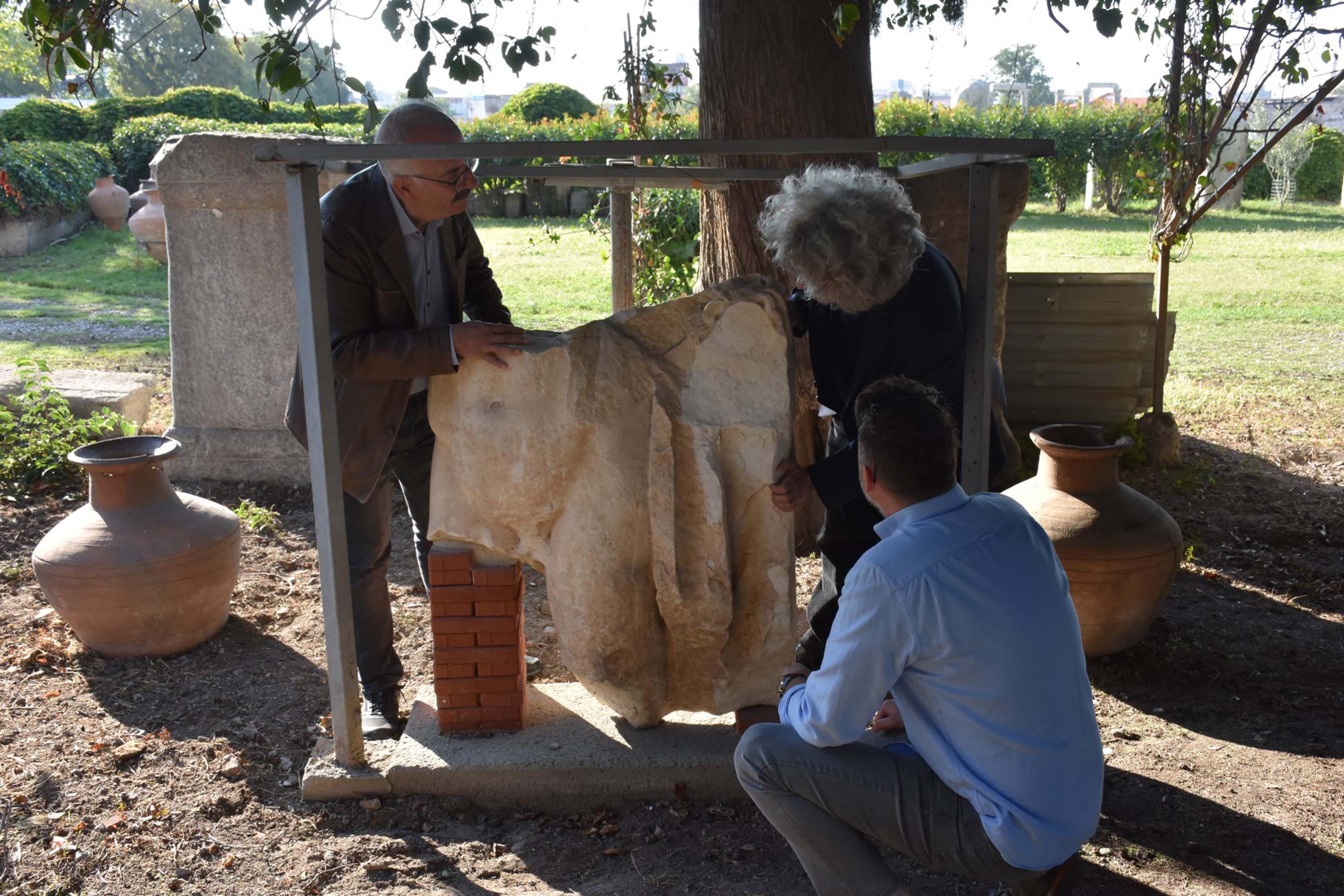 Smyrna Antik Kenti'nde 1800 yıllık heykel gövdesi bulundu