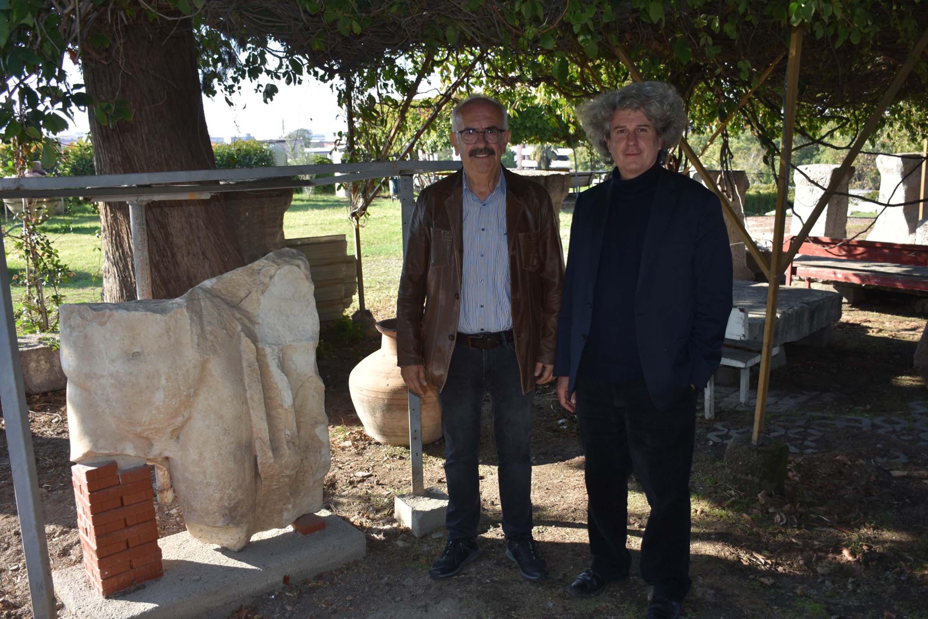 Smyrna Antik Kenti'nde 1800 yıllık heykel gövdesi bulundu