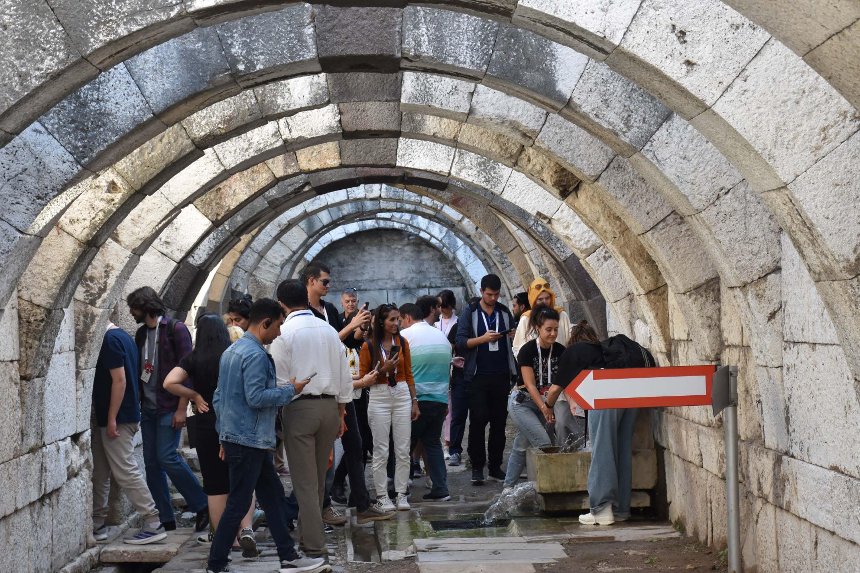 Smyrna Antik Kenti'nde 1800 yıllık heykel gövdesi bulundu
