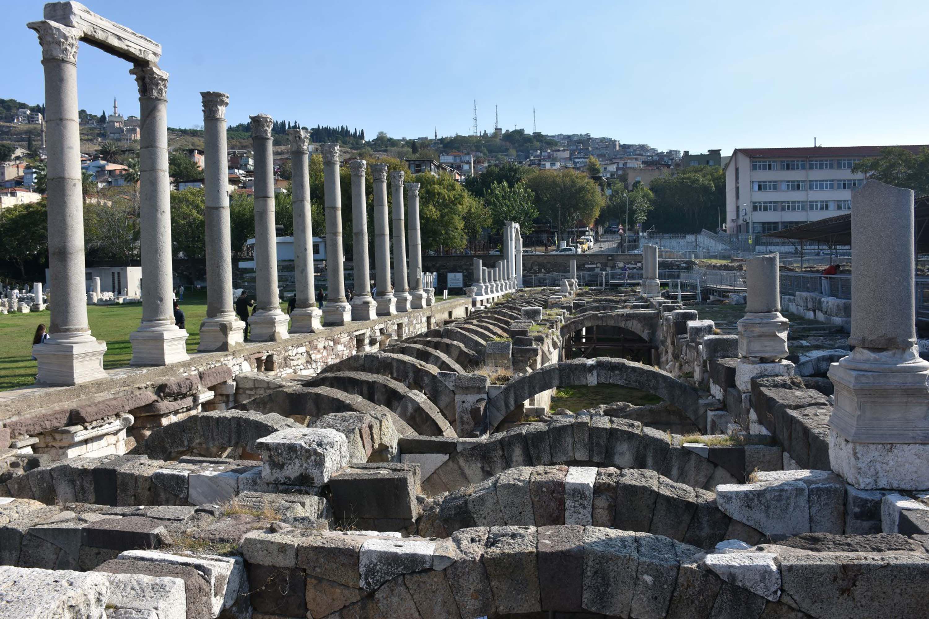 Smyrna Antik Kenti'nde 1800 yıllık heykel gövdesi bulundu