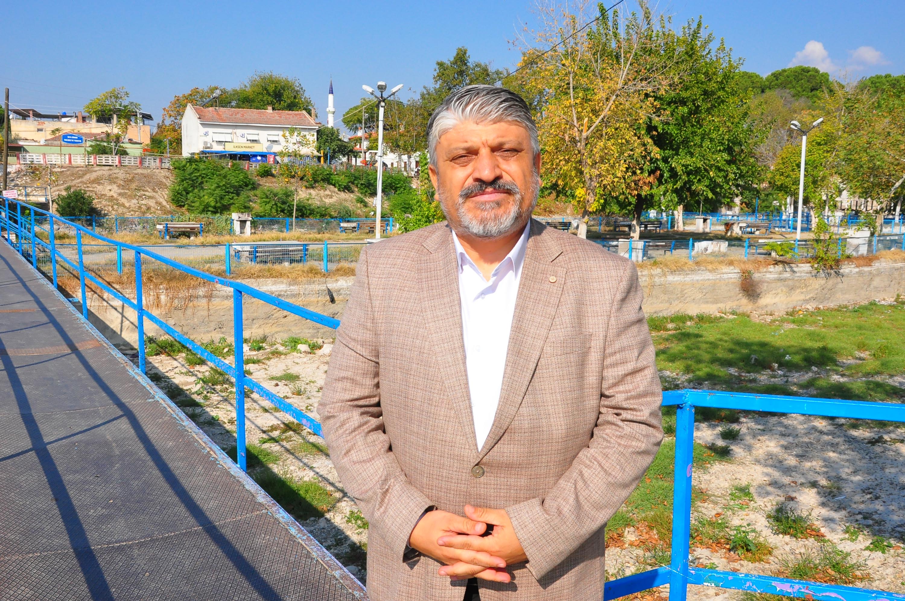 Gediz kurudu, öğrenciler boş nehir yatağına olta attı