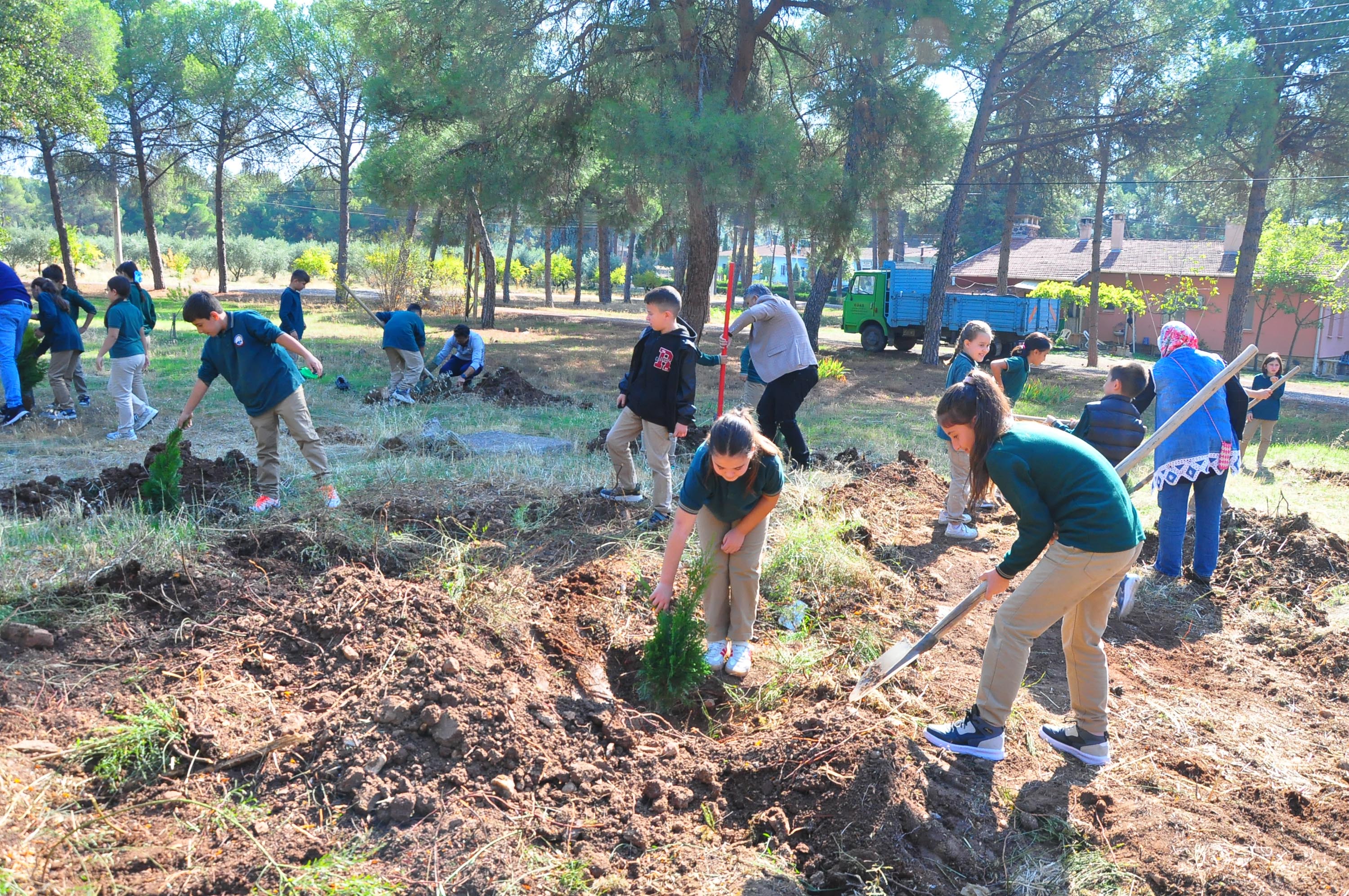 Gediz kurudu, öğrenciler boş nehir yatağına olta attı